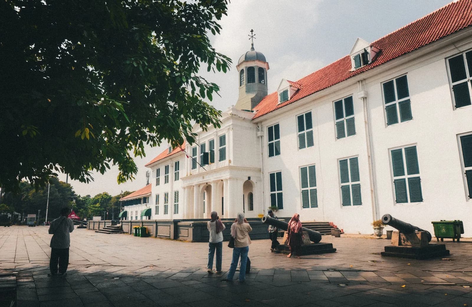 Le musée Fatahillah, ancien hôtel de ville de Batavia, sur la place de Kota Tua à Jakarta