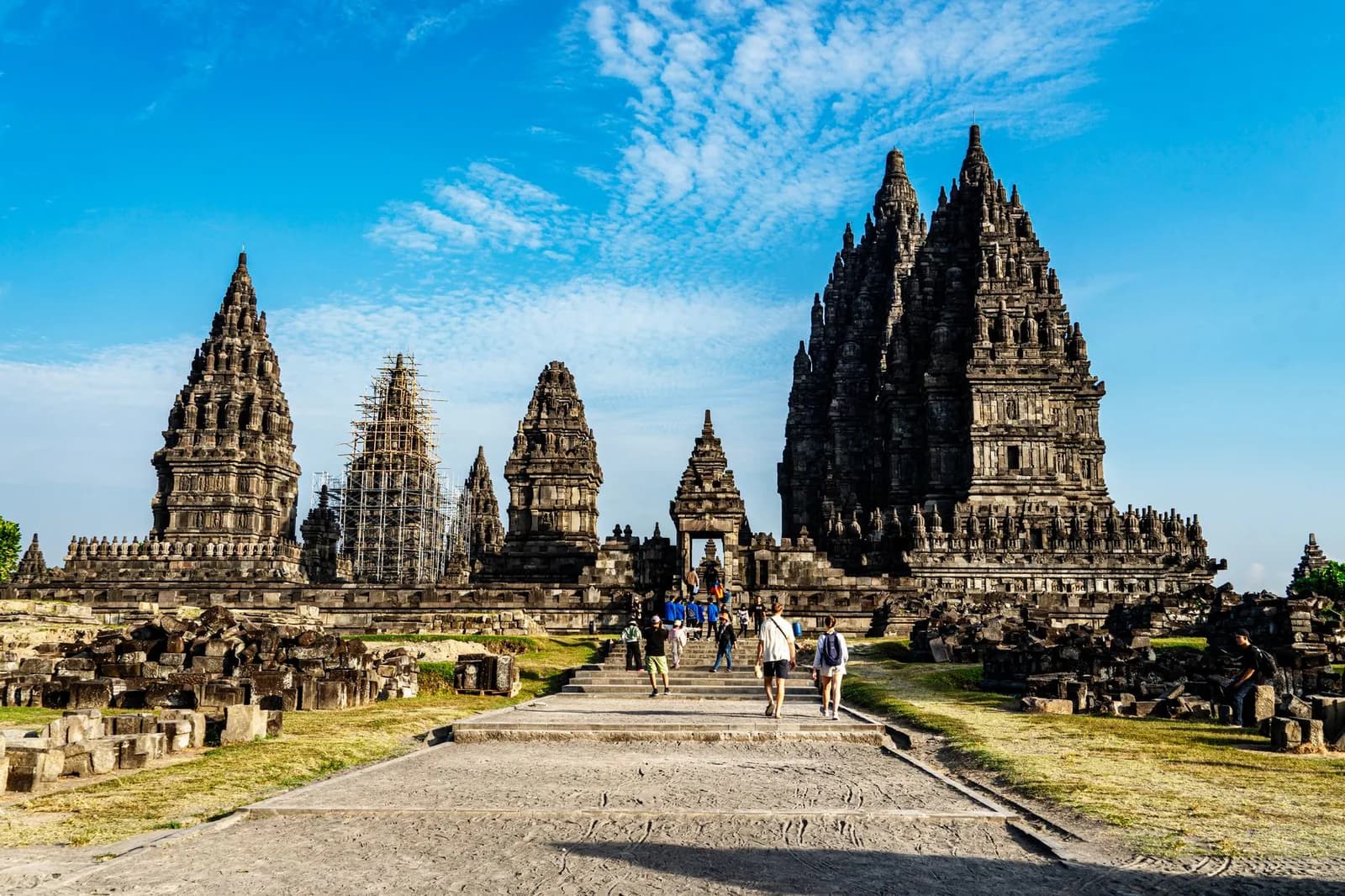 Les tours du temple de Prambanan, dont le sanctuaire de Shiva haut de 47 m, près de Yogyakarta