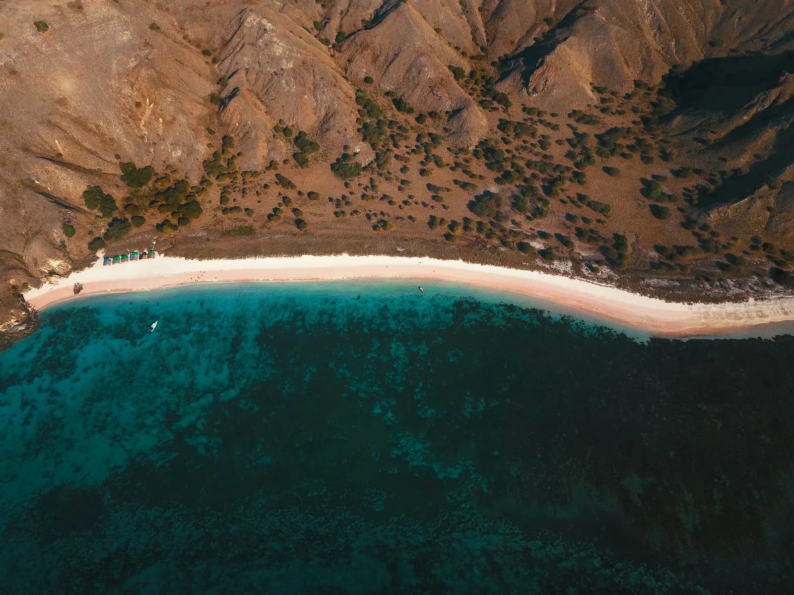 Vue aérienne de la frange rosée de Pink Beach et du récif, parc national de Komodo en Indonésie