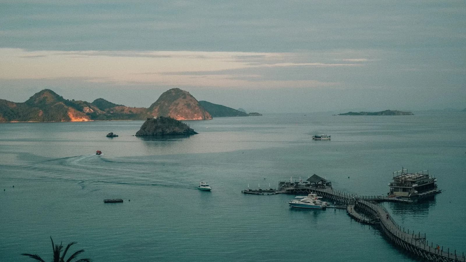 La baie et le ponton du port de Labuan Bajo au lever du jour, à l'ouest de l'île de Florès