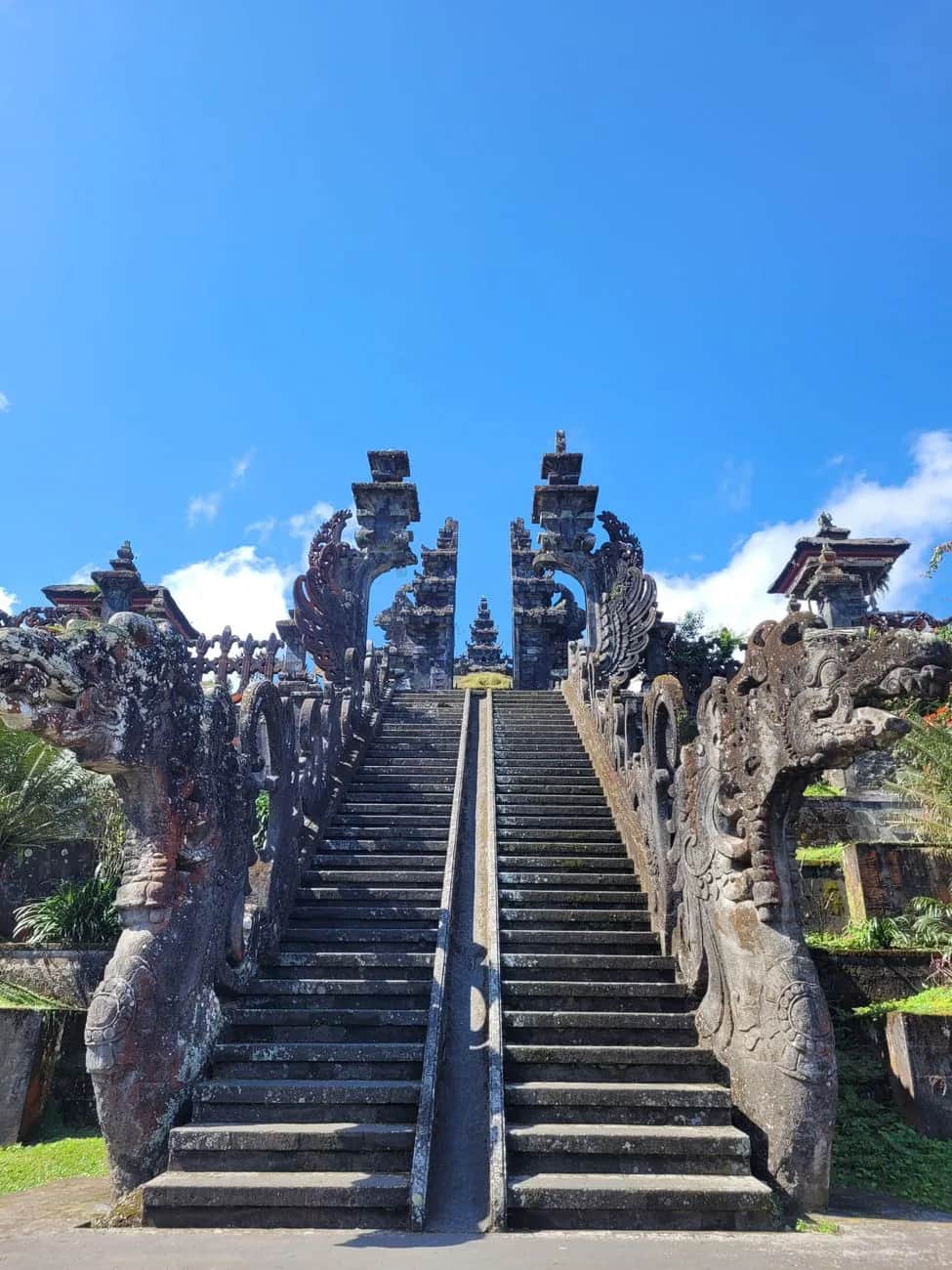L'escalier bordé de dragons de pierre menant aux temples supérieurs de Pura Lempuyang, à Karangasem dans l'est de Bali
