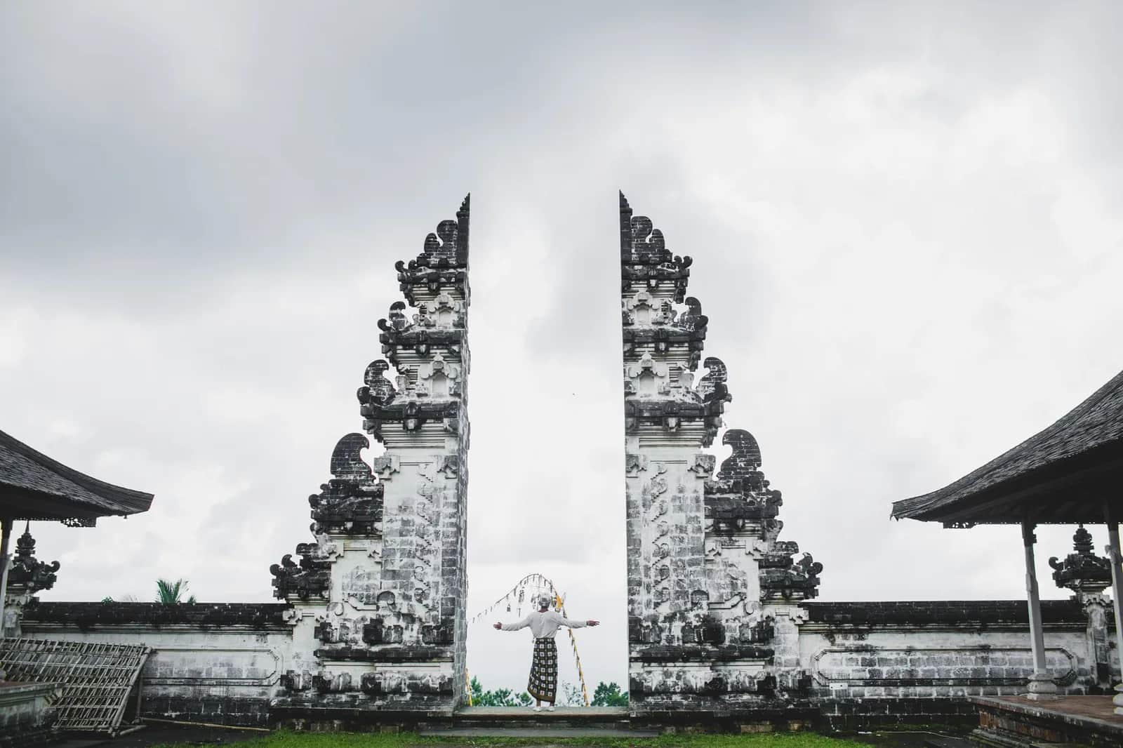 La porte du paradis de Pura Lempuyang sous un ciel entièrement couvert, sans vue sur le mont Agung, à Bali