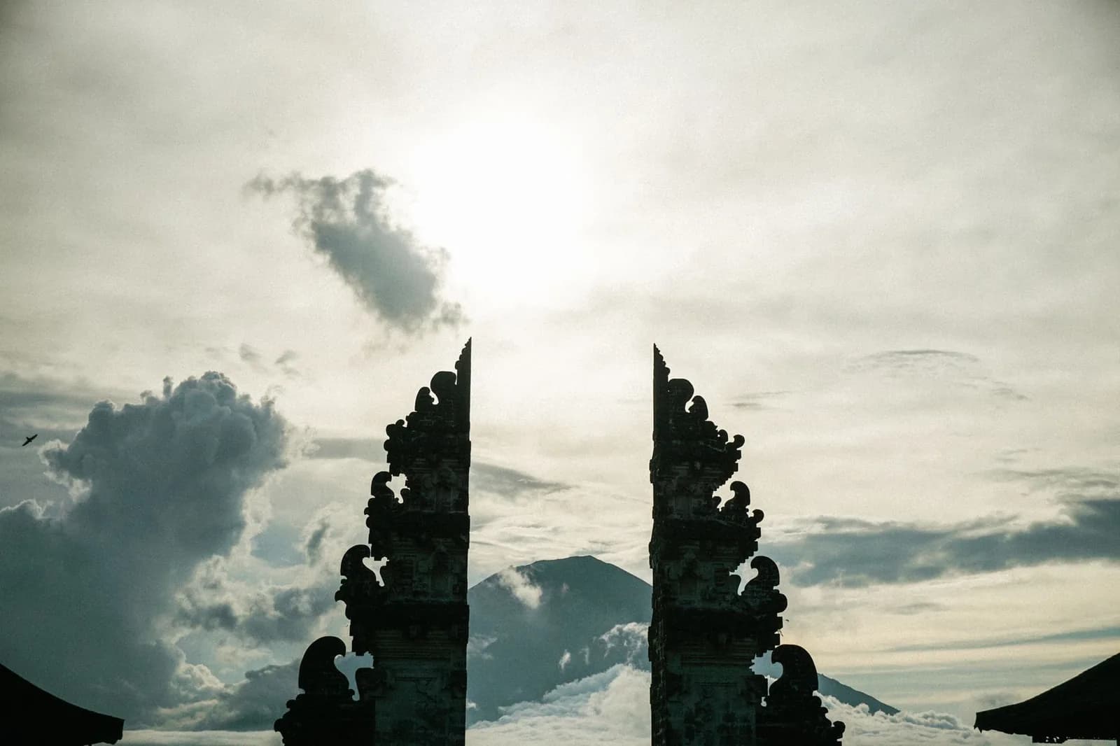 La porte fendue du temple de Pura Lempuyang encadrant le mont Agung au-dessus des nuages, dans l'est de Bali