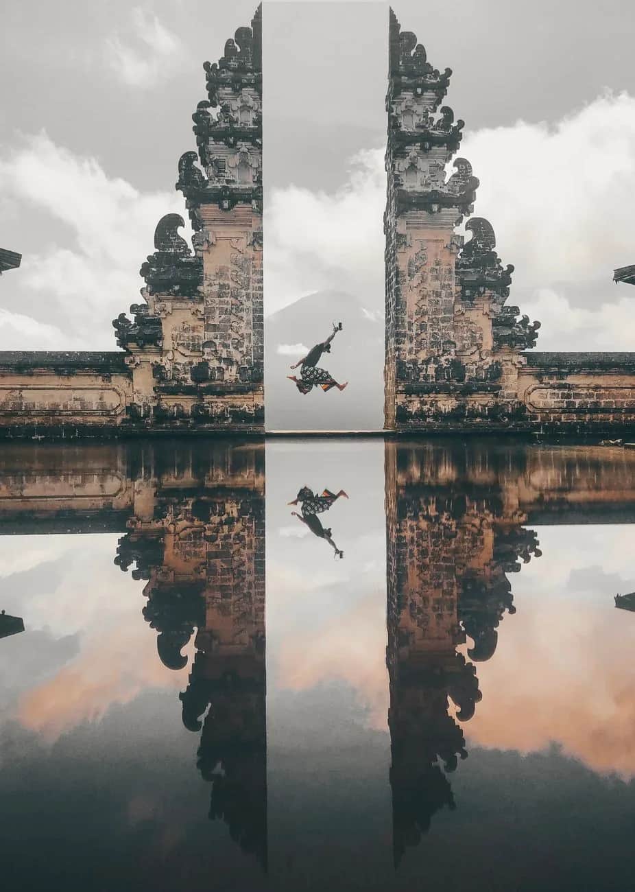 Le faux reflet d'eau sous la porte du paradis de Pura Lempuyang, obtenu avec un miroir tenu sous l'objectif, à Bali