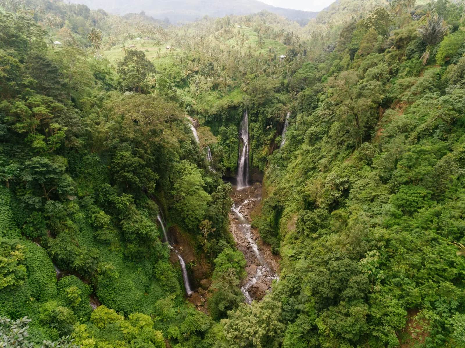 Cascades de Sekumpul tombant dans une gorge de jungle dense, nord de Bali