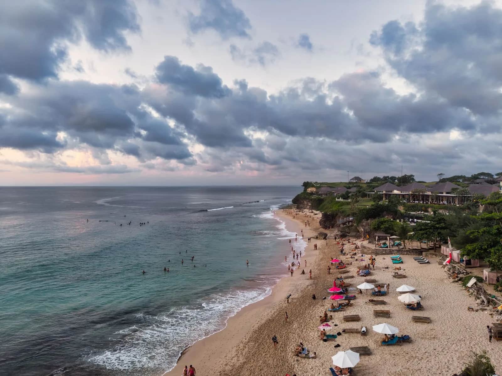 Nuages de mousson au-dessus d'une plage de la presqu'île du Bukit, Bali