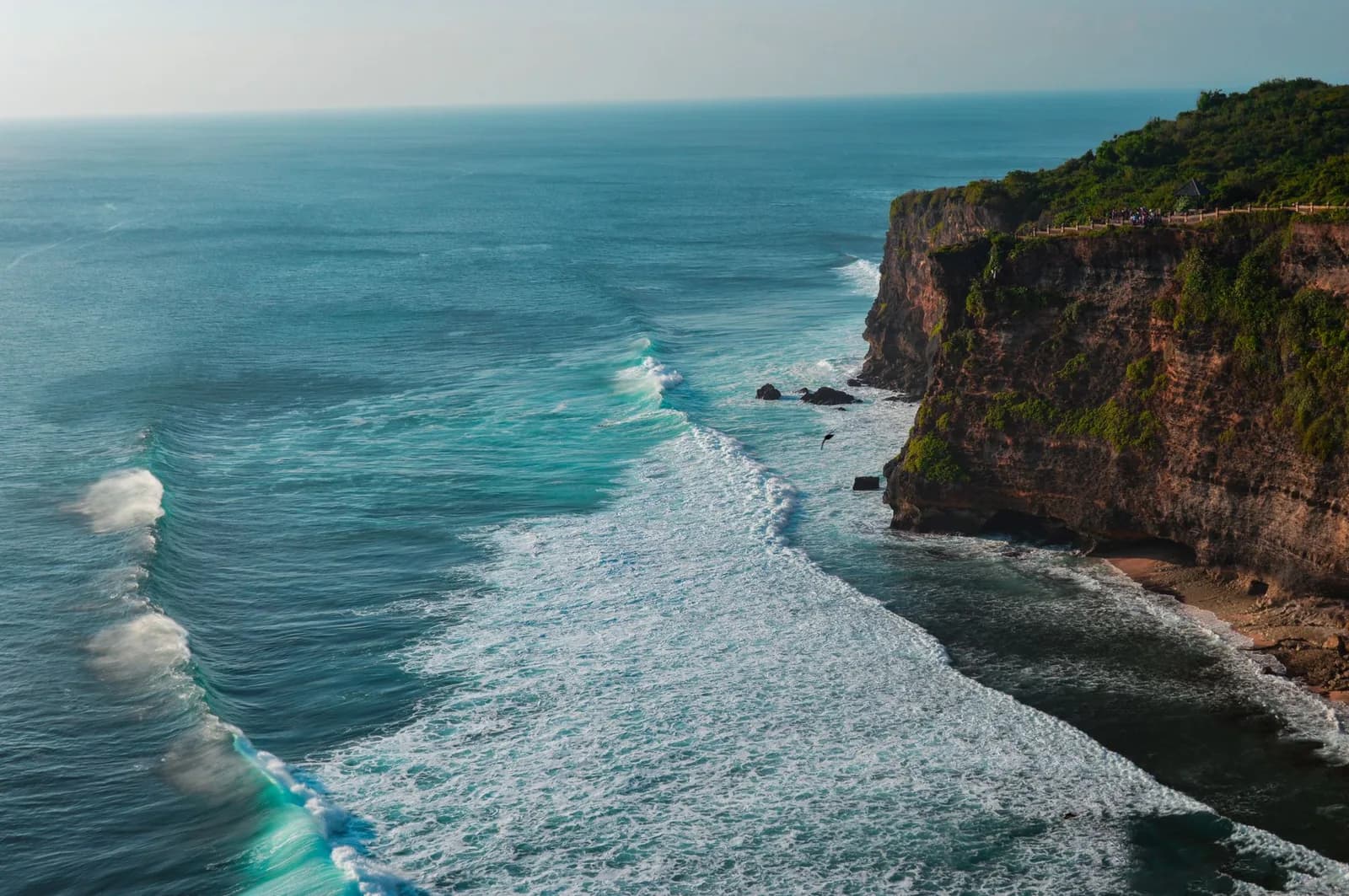 Houle de saison sèche au pied de la falaise d'Uluwatu, Bali