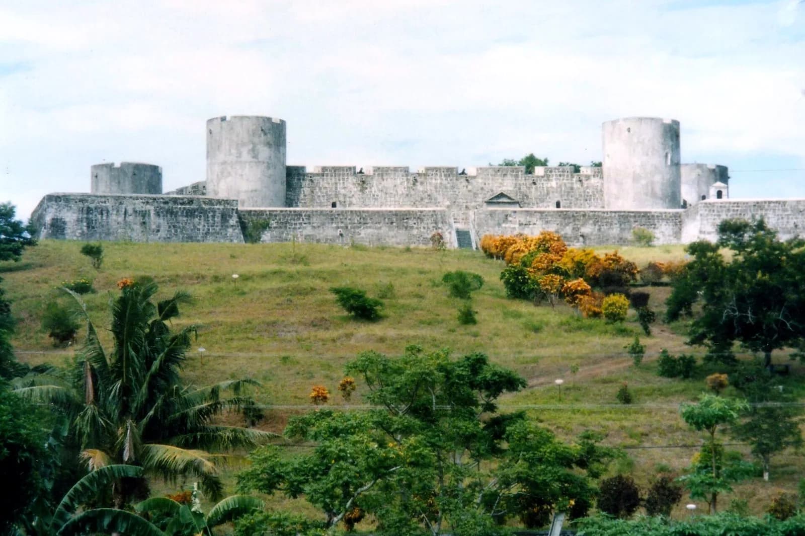 Le fort Belgica, forteresse hollandaise aux tours rondes sur sa colline à Banda Neira, îles Banda