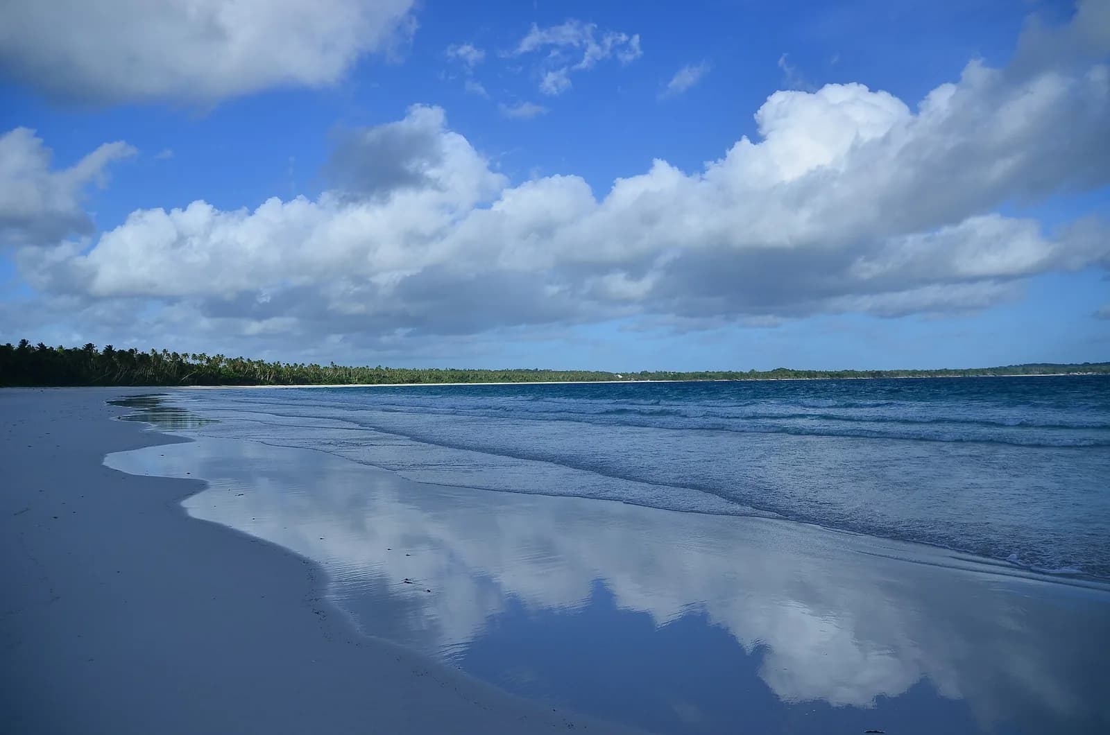La longue plage de Ngurbloat bordée de cocotiers, sur Kei Kecil dans le sud-est des Moluques