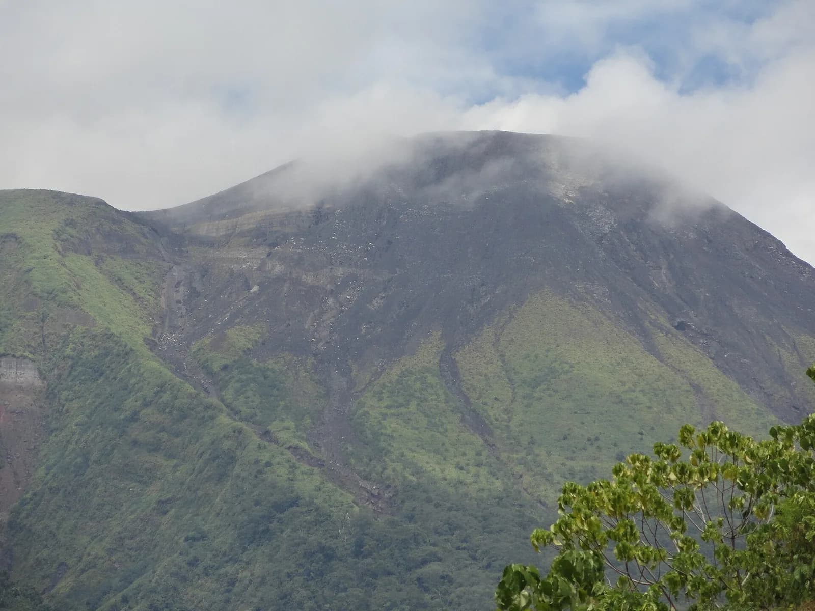 Le volcan Gamalama, sommet dans les nuages, vu depuis l'aéroport de Ternate dans les Moluques du Nord