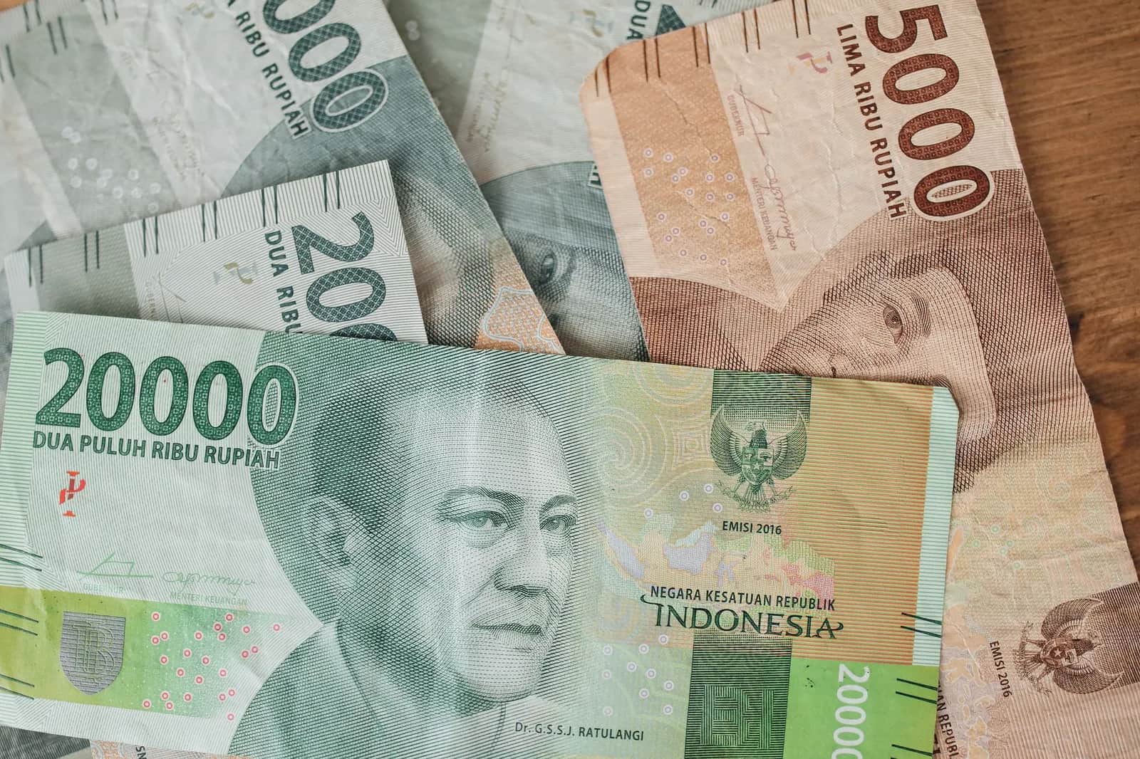 Billets de roupie indonésienne de différentes coupures, la monnaie utilisée à Bali
