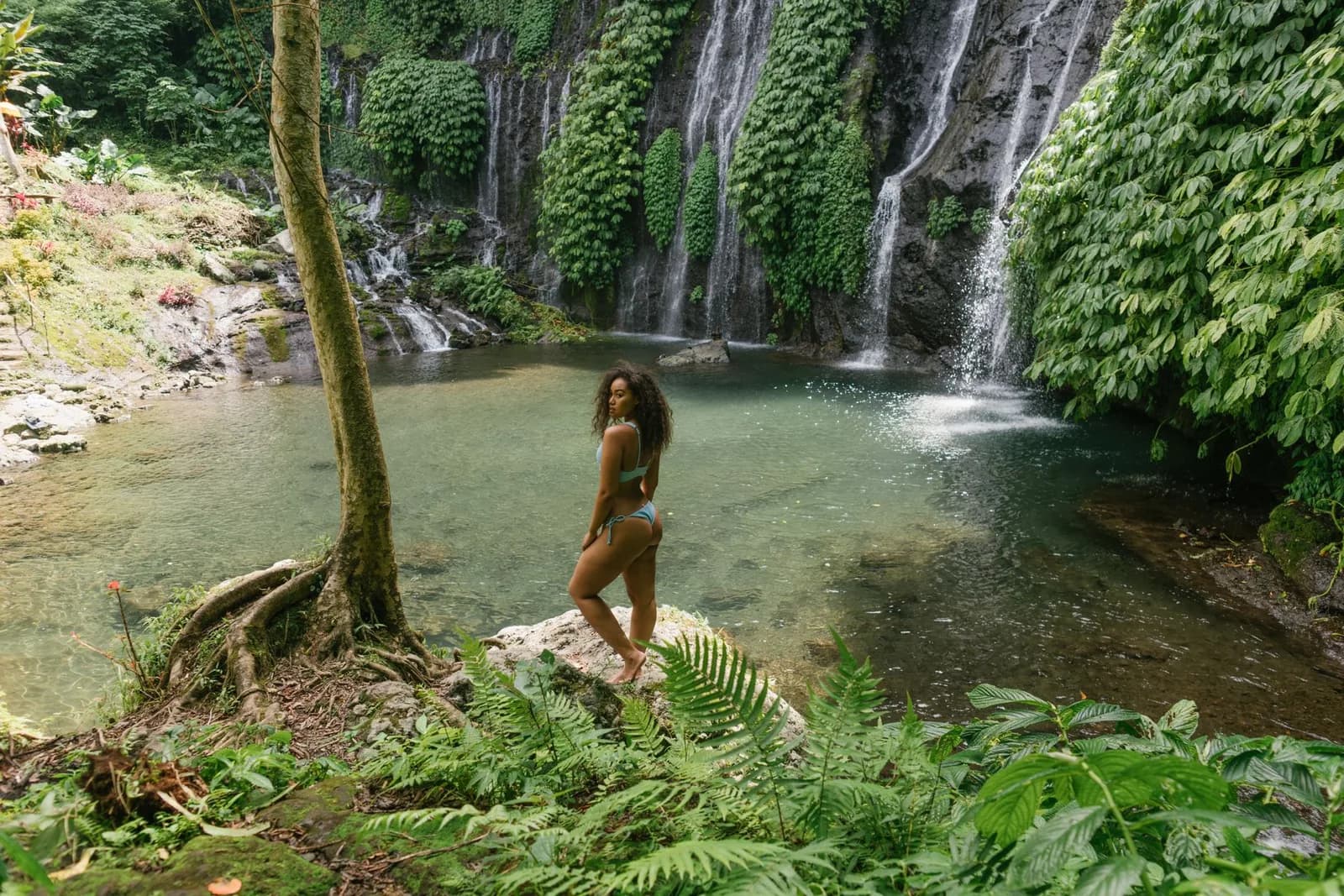 Cascades et vasque turquoise bordées de végétation, où l'on peut se baigner, Bali