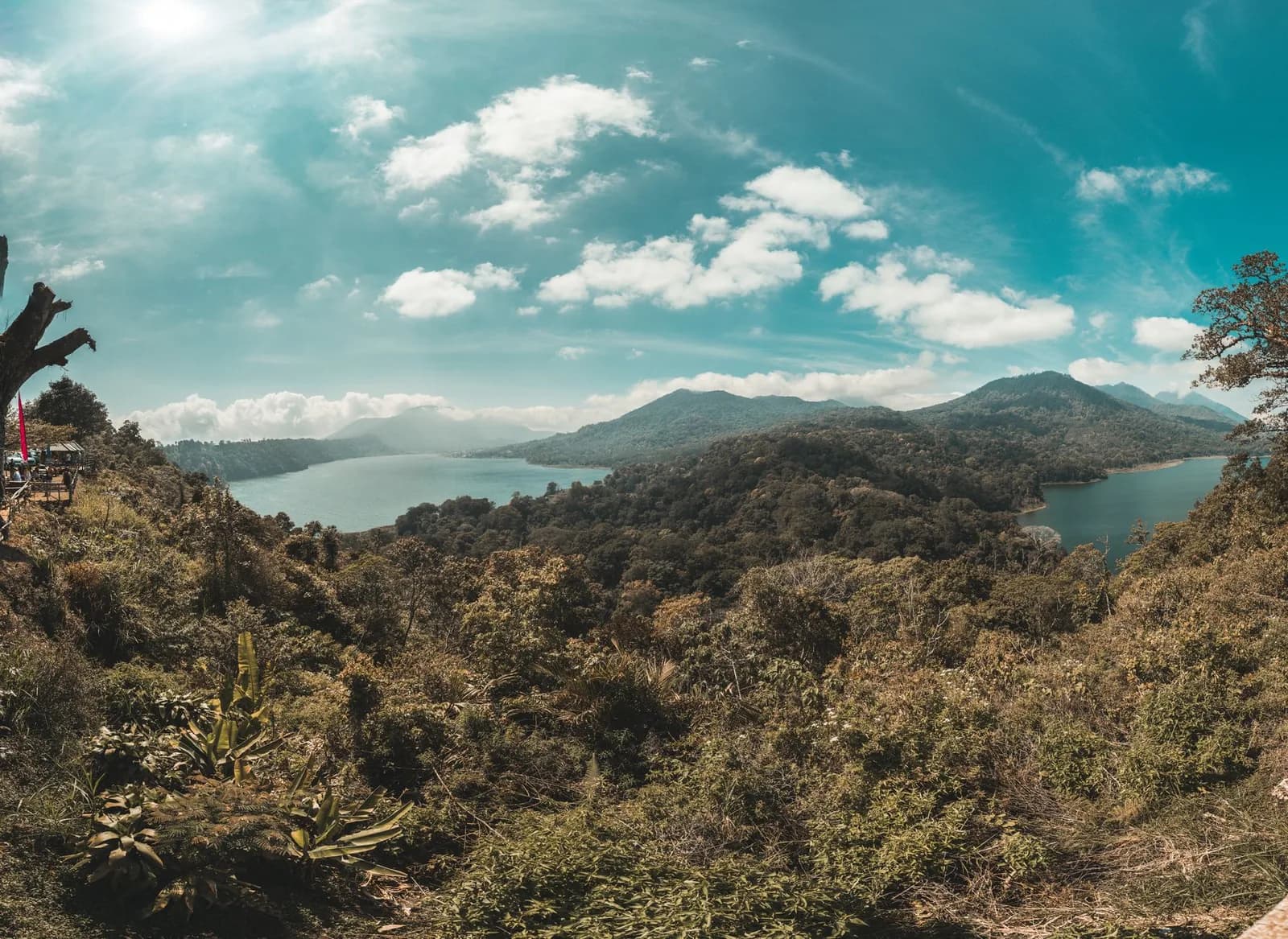 Panorama sur deux lacs de montagne entourés de forêt depuis un point de vue des hauts plateaux de Bali