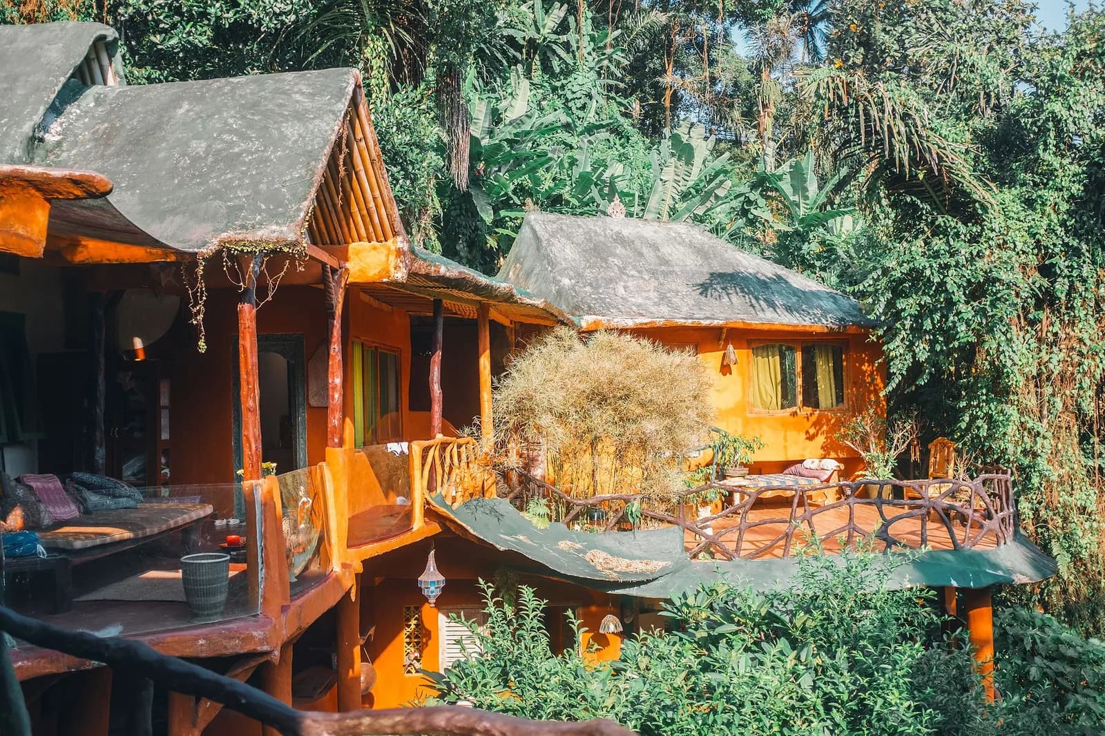 Bungalow en bois à terrasses au milieu de la jungle tropicale, Bali