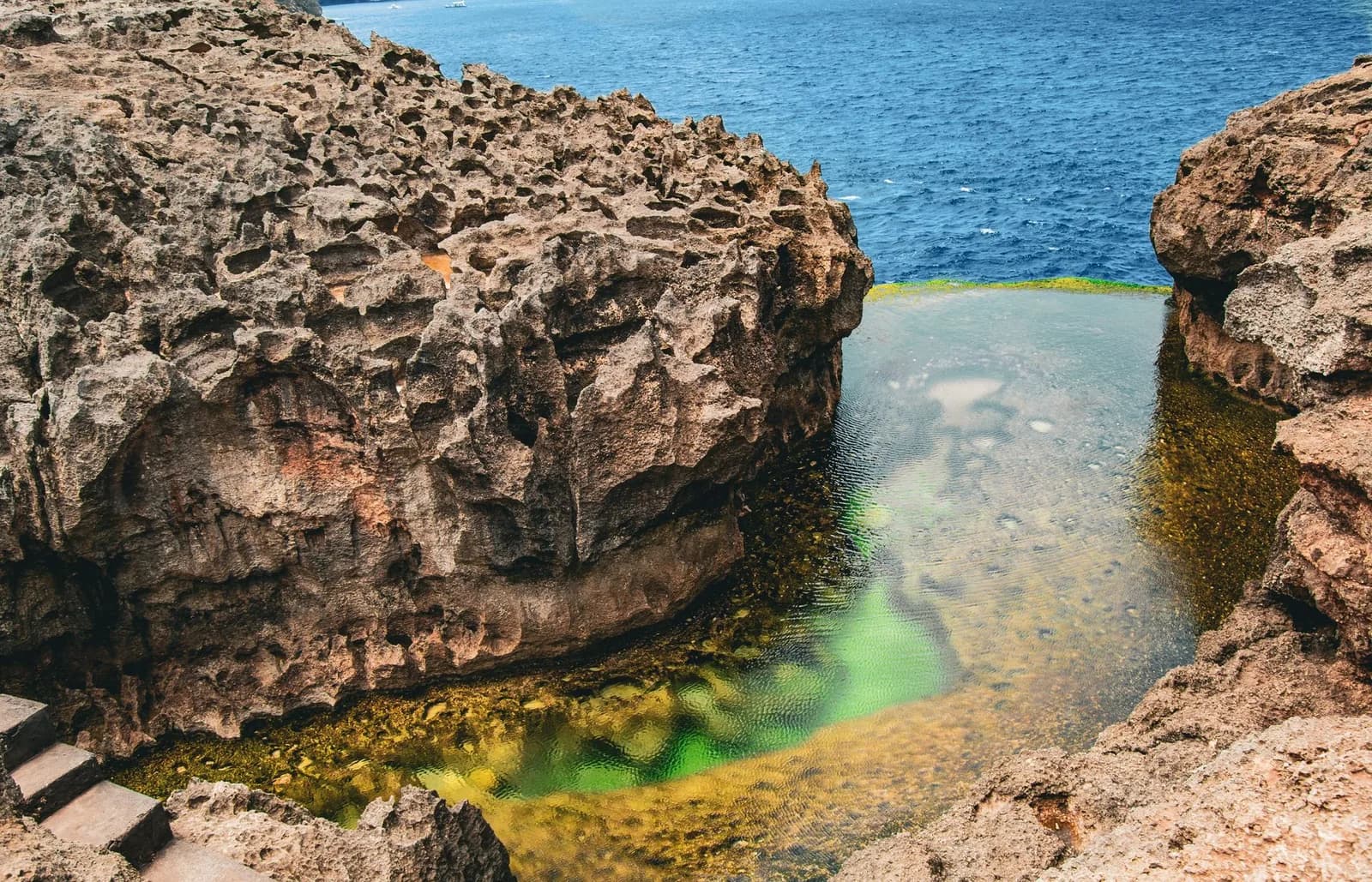 Piscine naturelle d'Angel's Billabong creusée dans la roche au bord de l'océan, Nusa Penida
