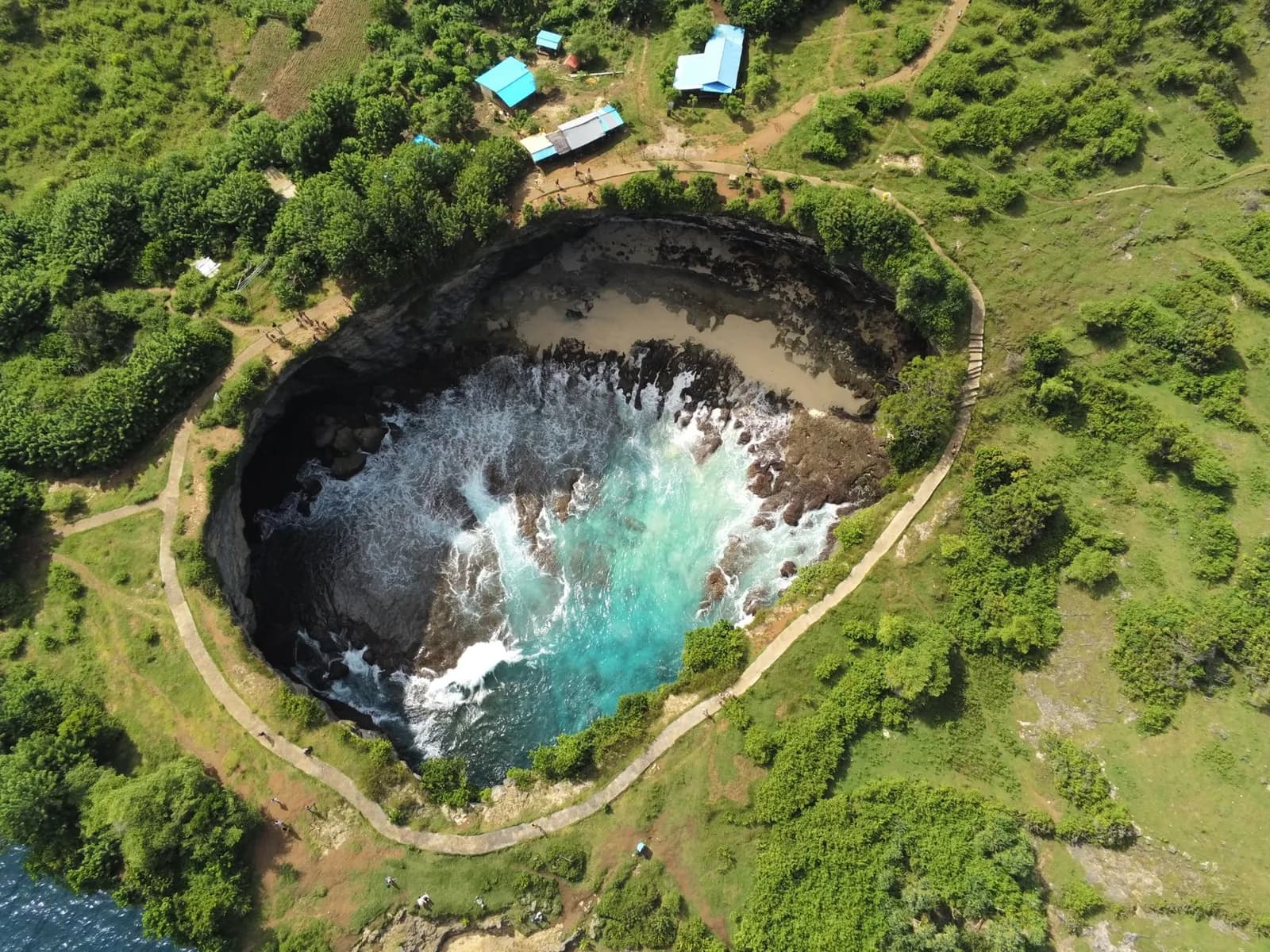 Vue aérienne de Broken Beach à Nusa Penida : bassin circulaire d'eau turquoise entouré du sentier de promenade