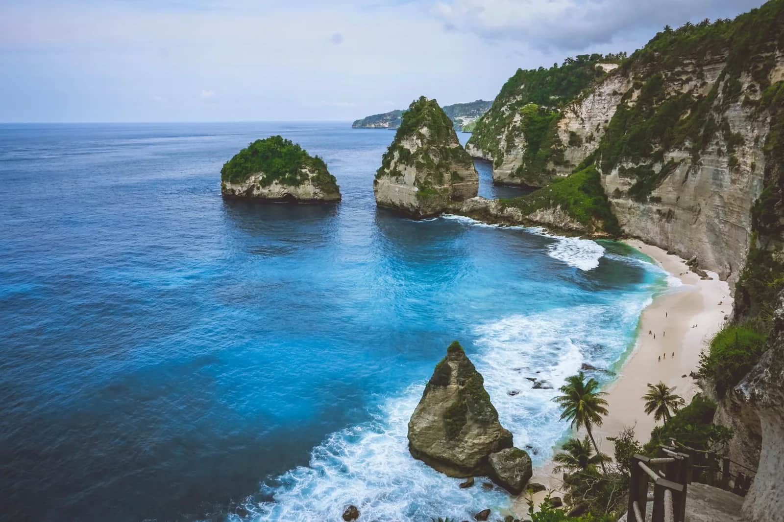 Les aiguilles de calcaire et la plage de Diamond Beach sous les falaises de la côte est de Nusa Penida