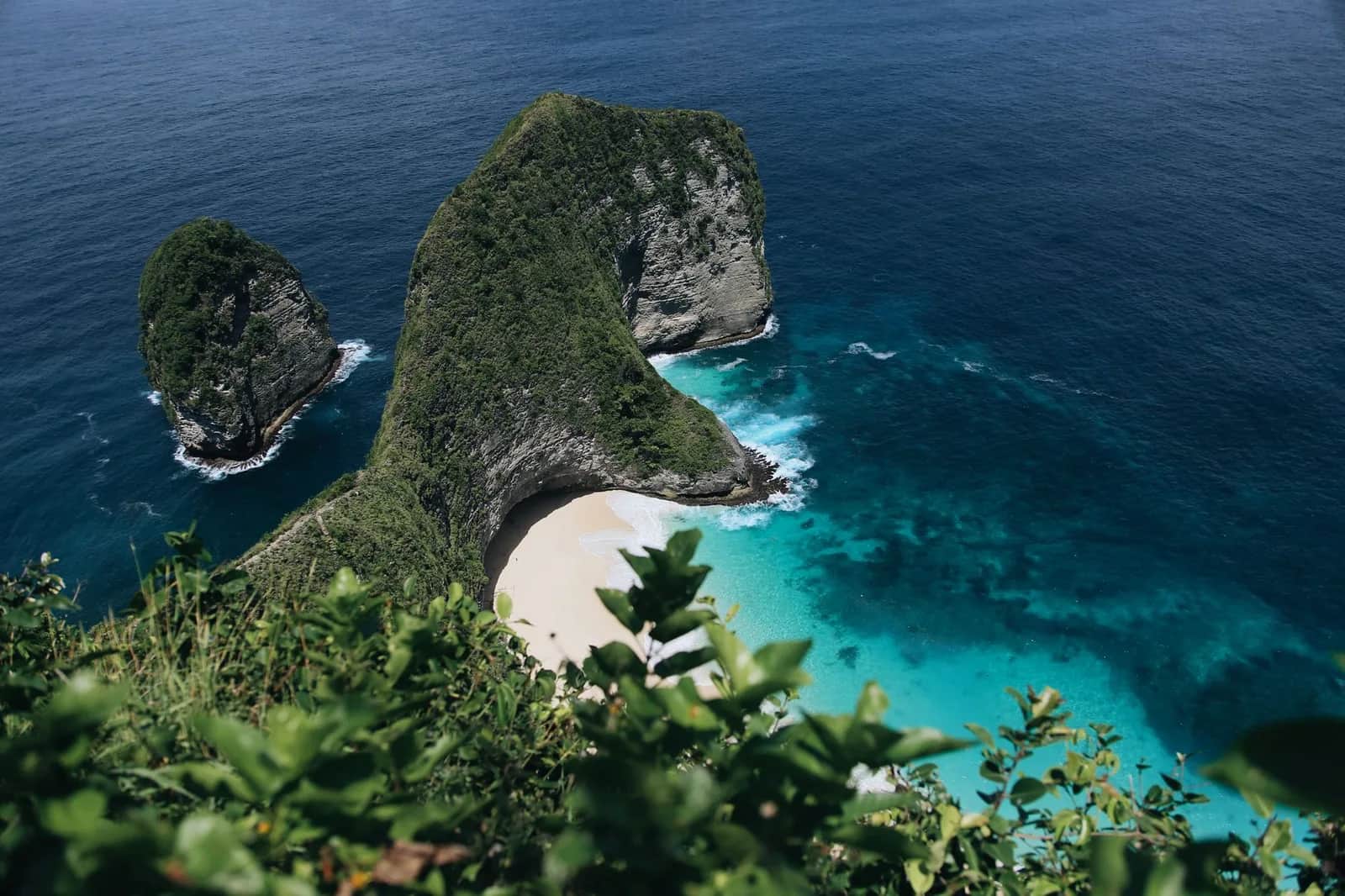 La falaise en forme de T-Rex de Kelingking Beach au-dessus de la plage et du lagon turquoise, côte ouest de Nusa Penida