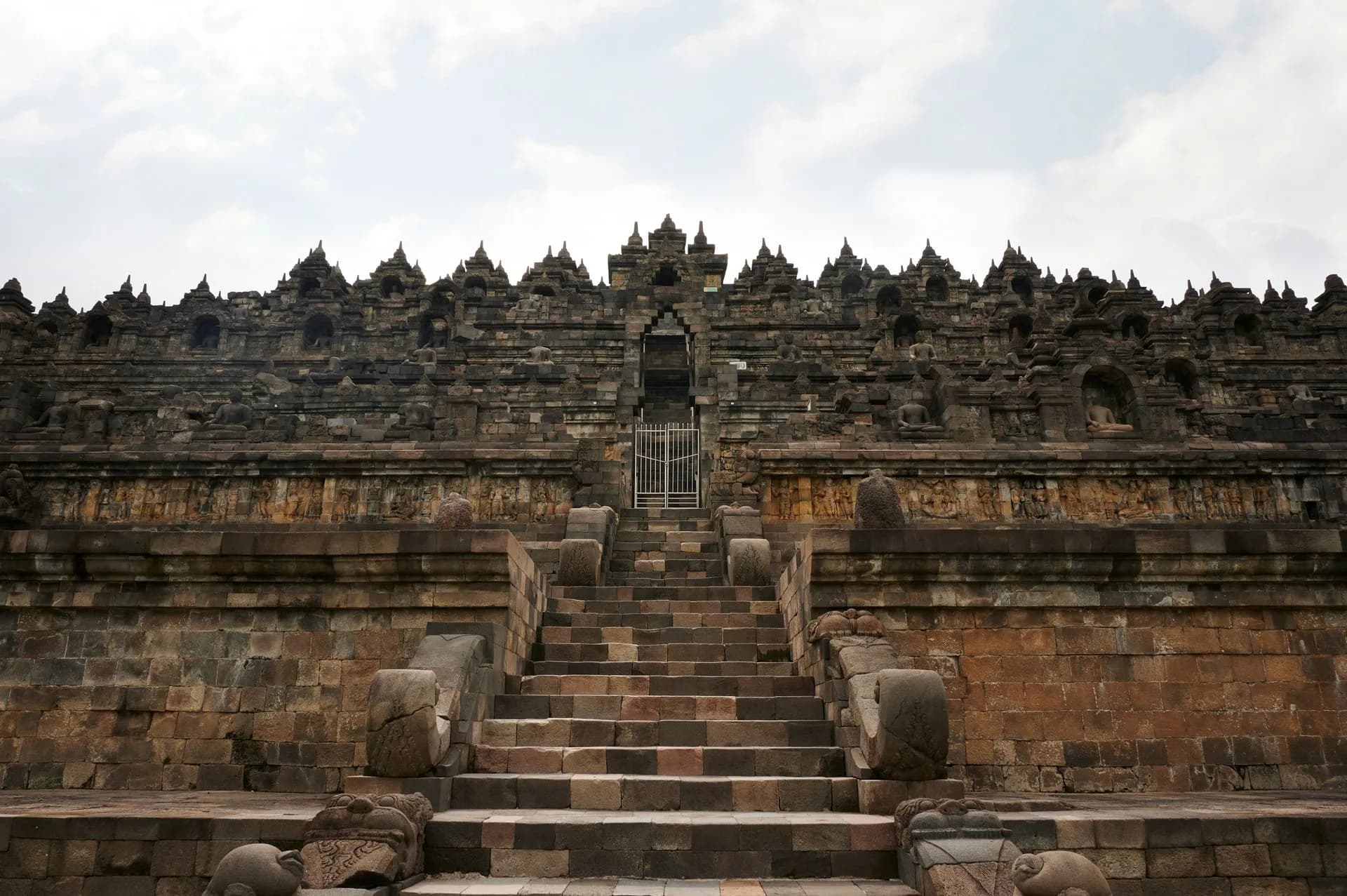 Façade sculptée du temple de Borobudur