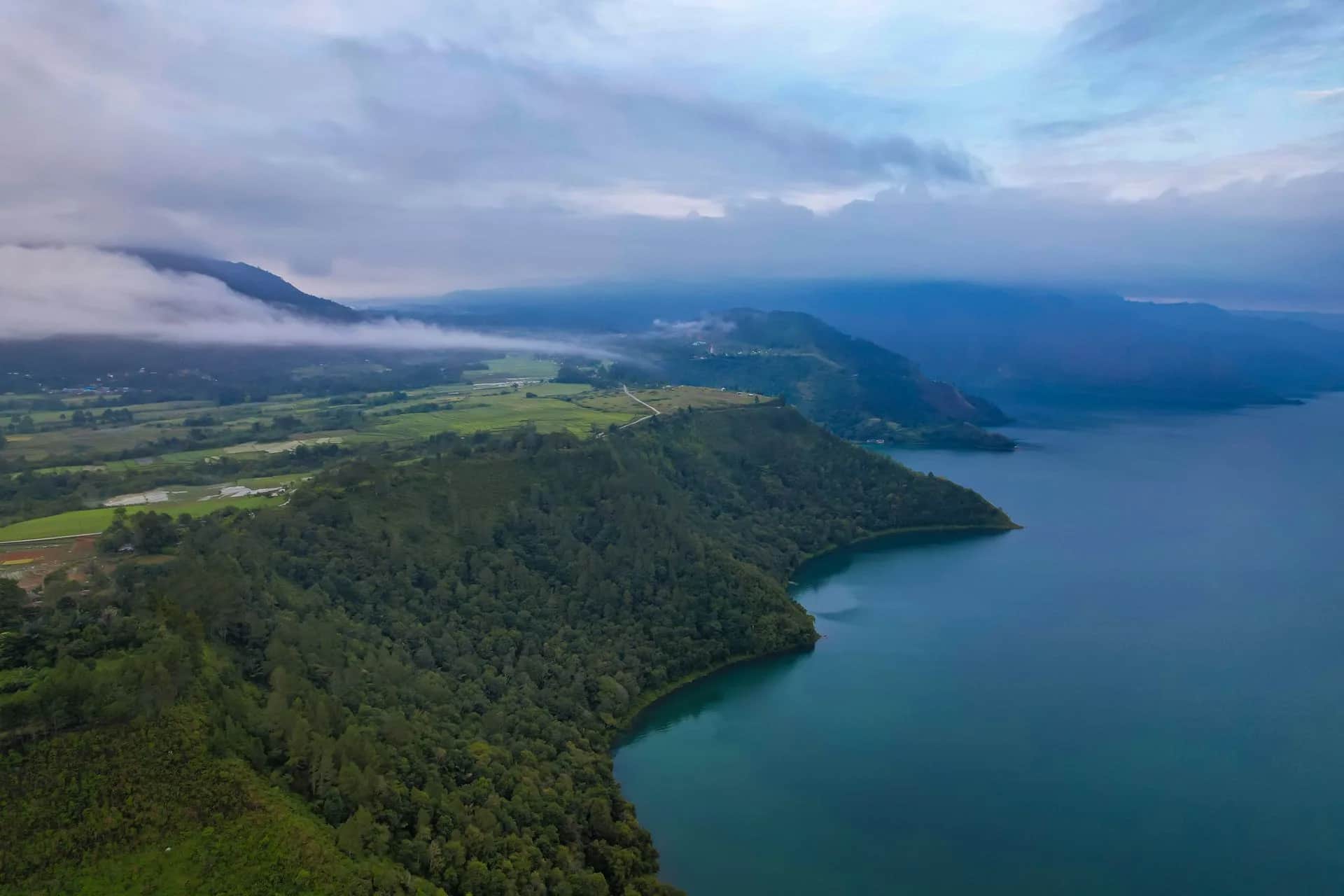 Vue aérienne du lac Toba, Sumatra