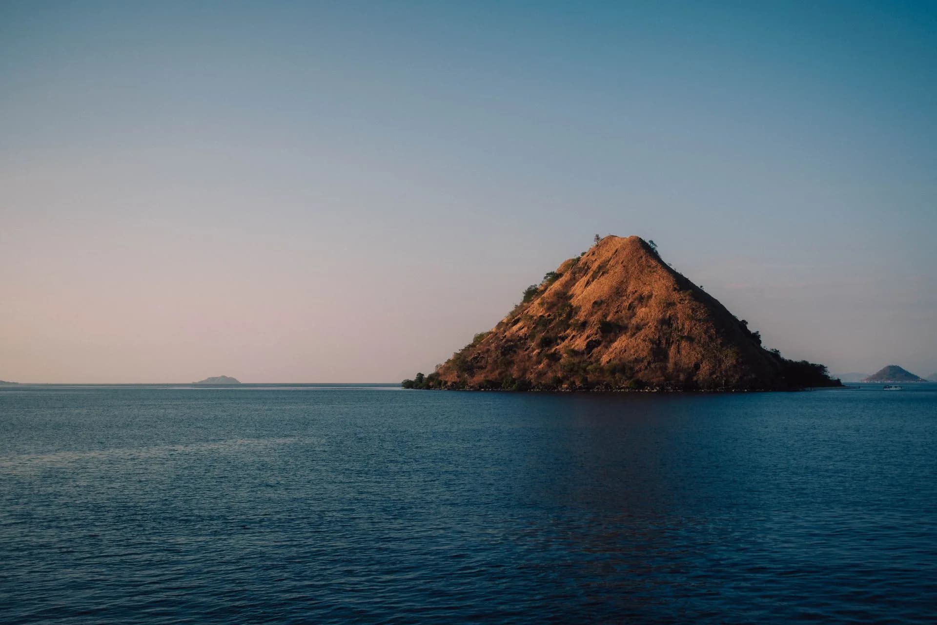 Île de Kukusan au coucher du soleil, à l'ouest de Florès
