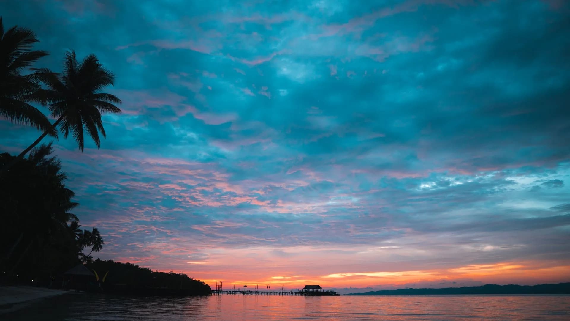 Coucher de soleil tropical sur la mer depuis Lombok