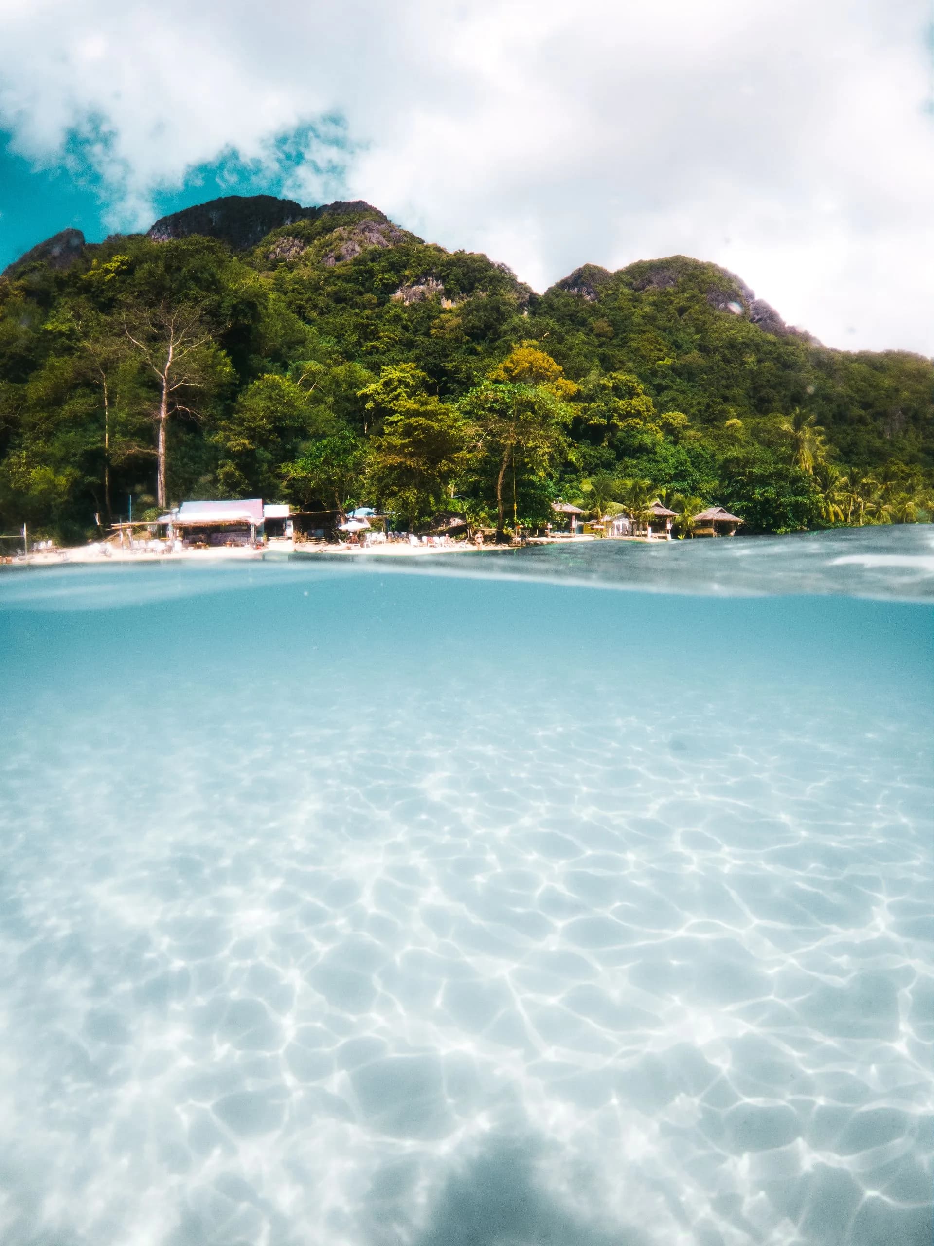 Lagon translucide sur une côte sauvage