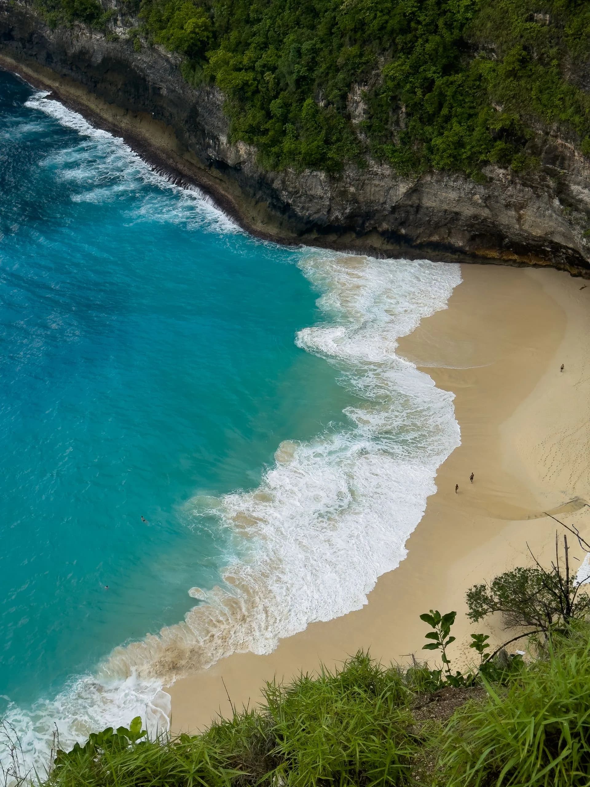 Vagues turquoise au pied des falaises de Nusa Penida
