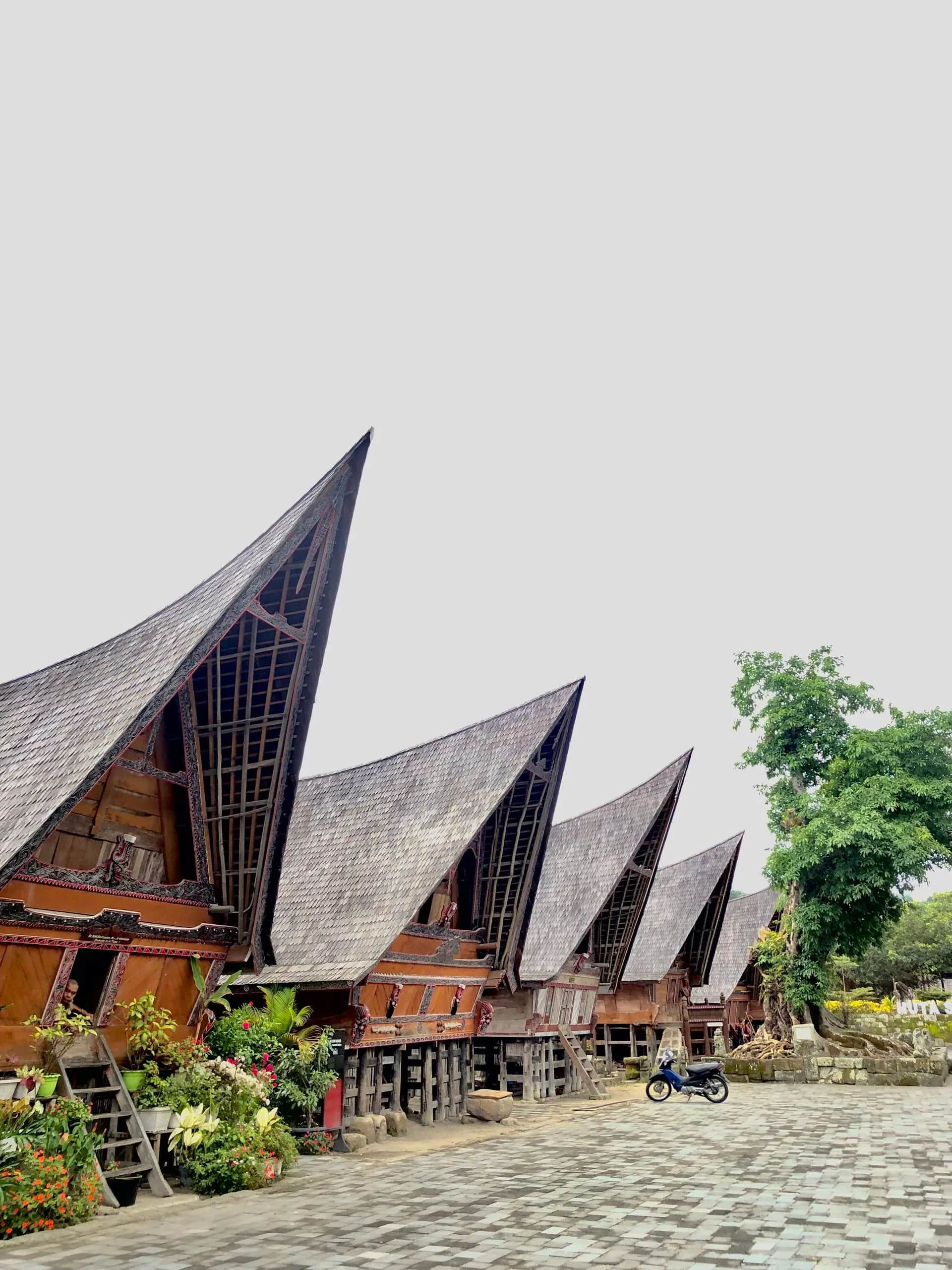 Maisons traditionnelles aux toits vertigineux
