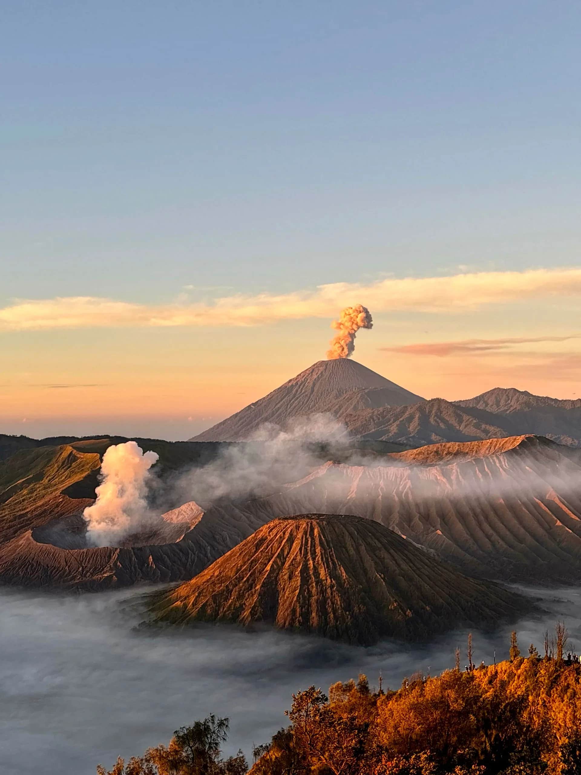 Volcan de Java fumant au lever du soleil