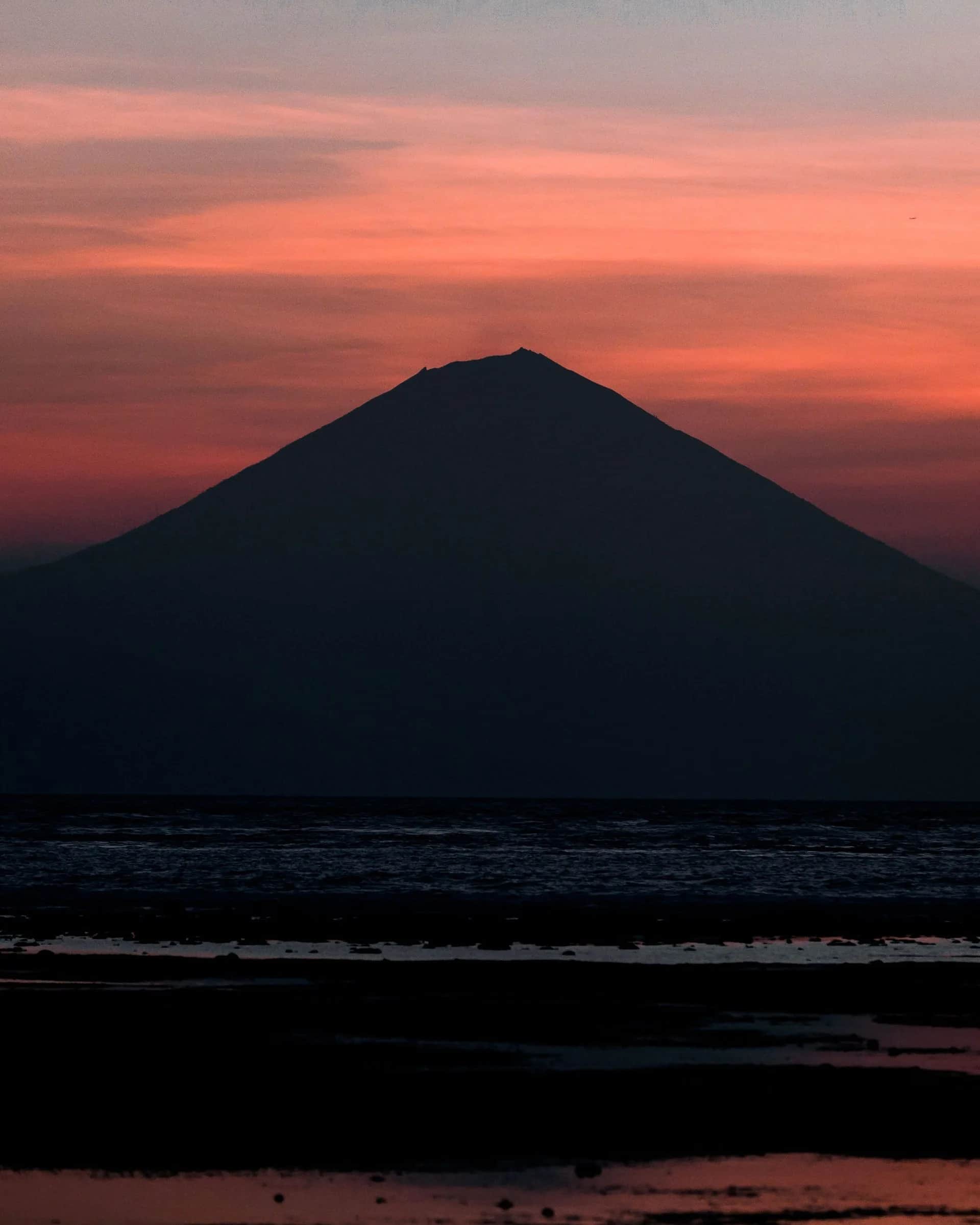 Silhouette d'un volcan au lever du jour