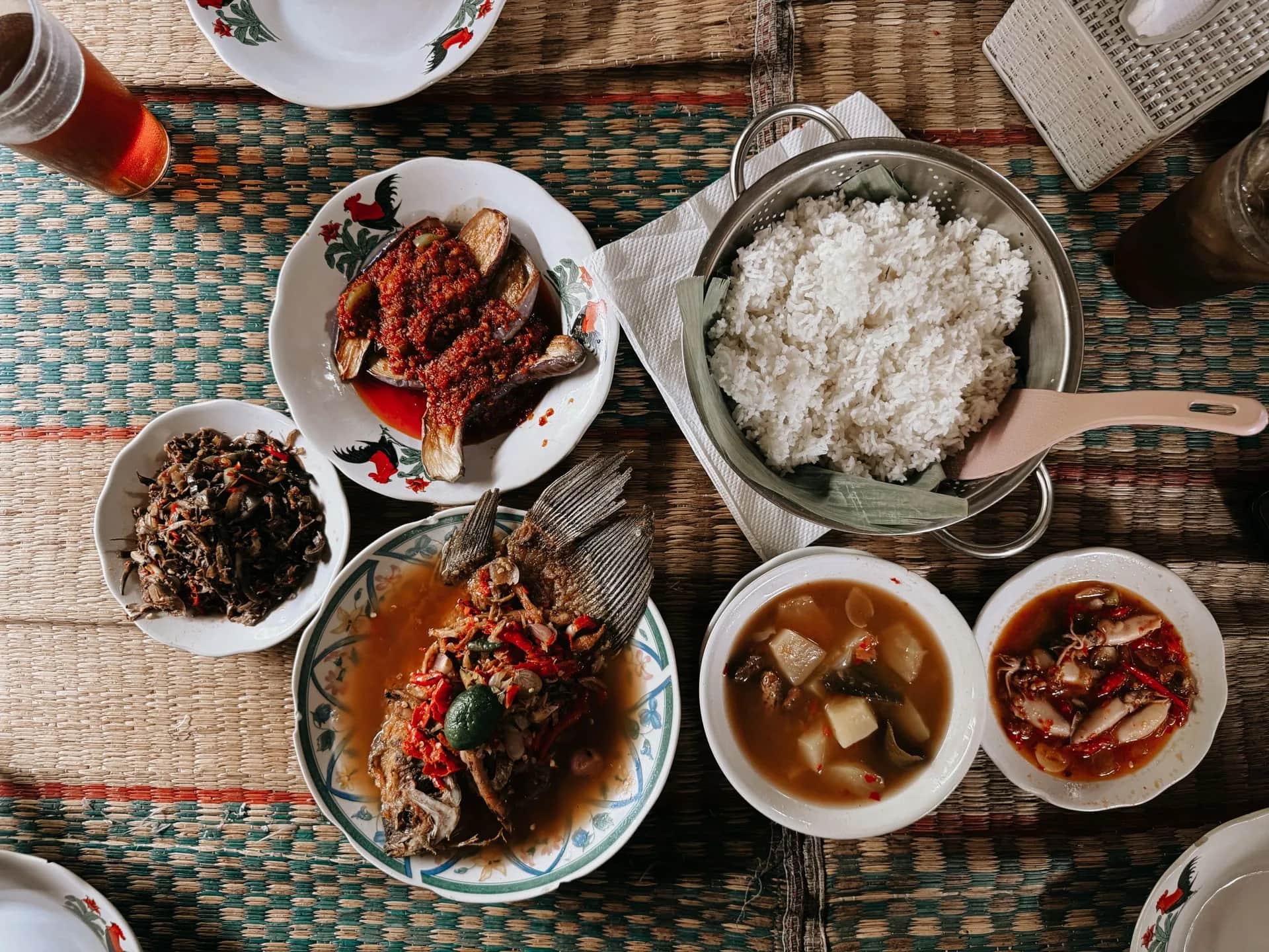 Repas traditionnel indonésien servi dans un warung