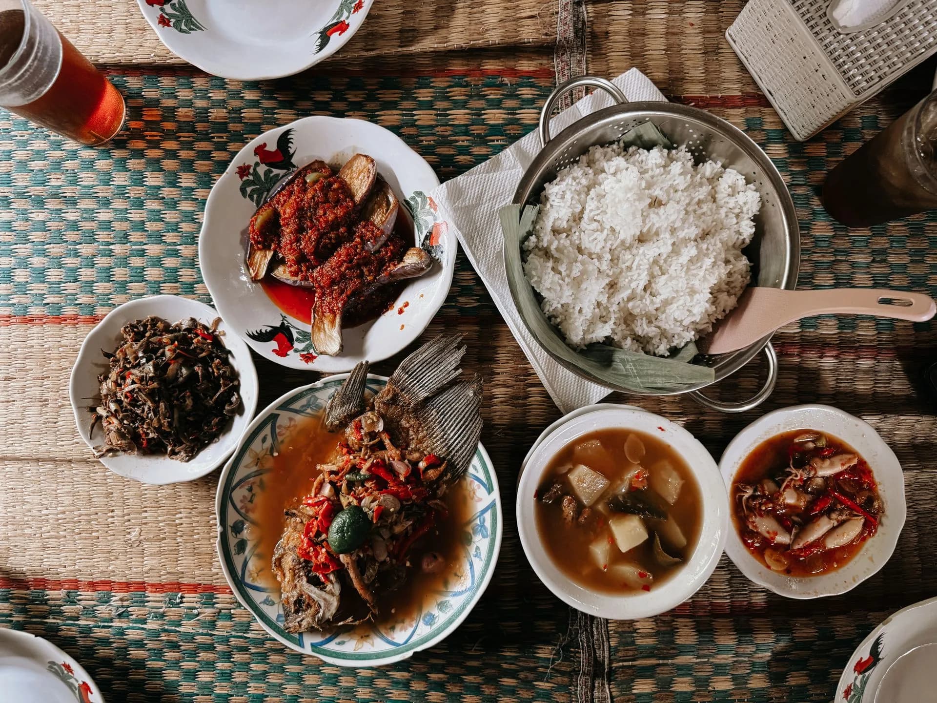 Repas traditionnel indonésien servi dans un warung