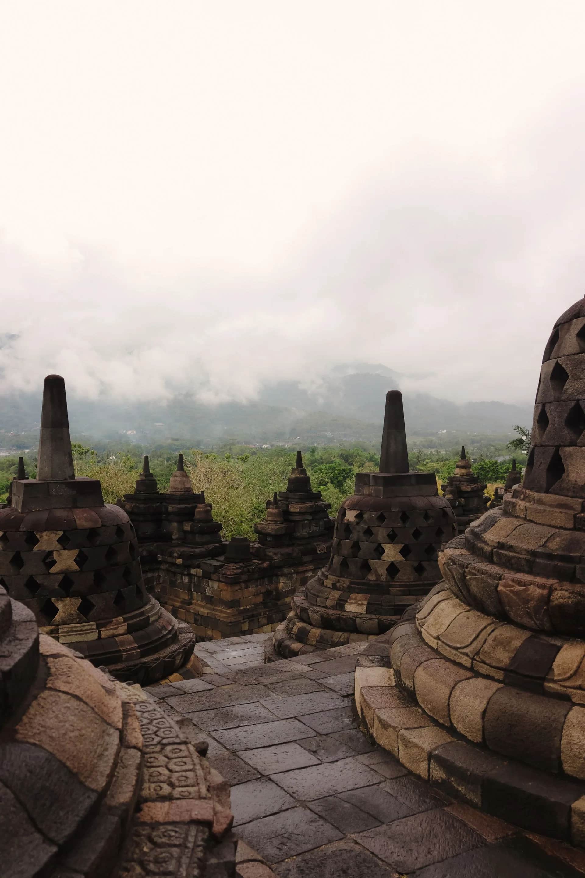 Stupas du temple de Borobudur dans la brume du matin