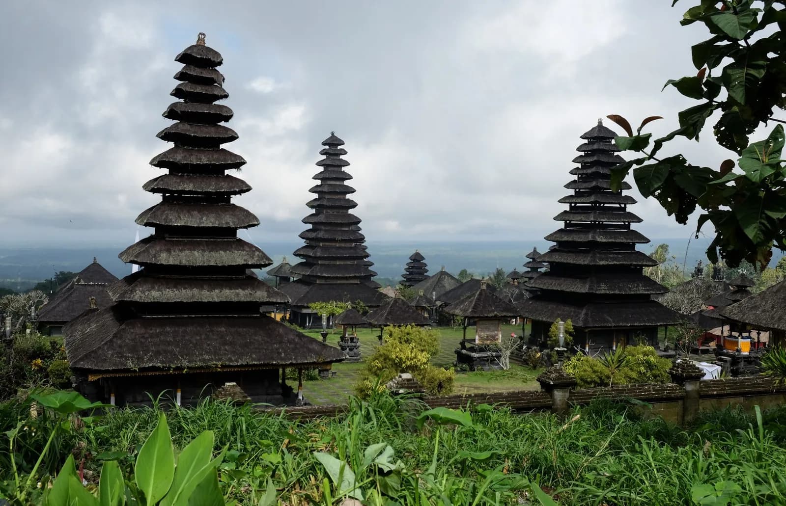 Les toits étagés des méru noirs du temple de Besakih dressés sur les pentes du mont Agung, à Bali