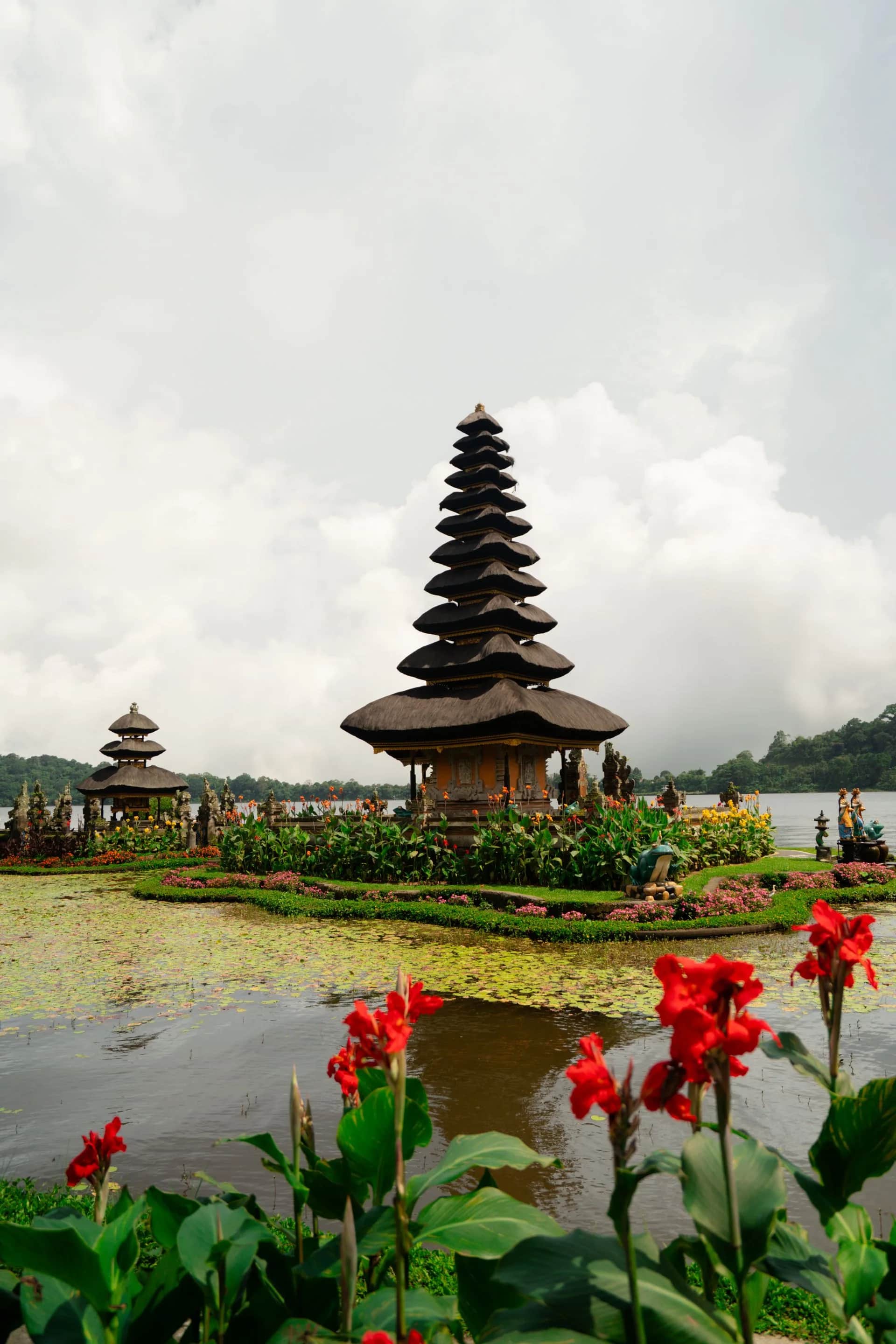 Temple Ulun Danu Beratan au bord du lac à Bali