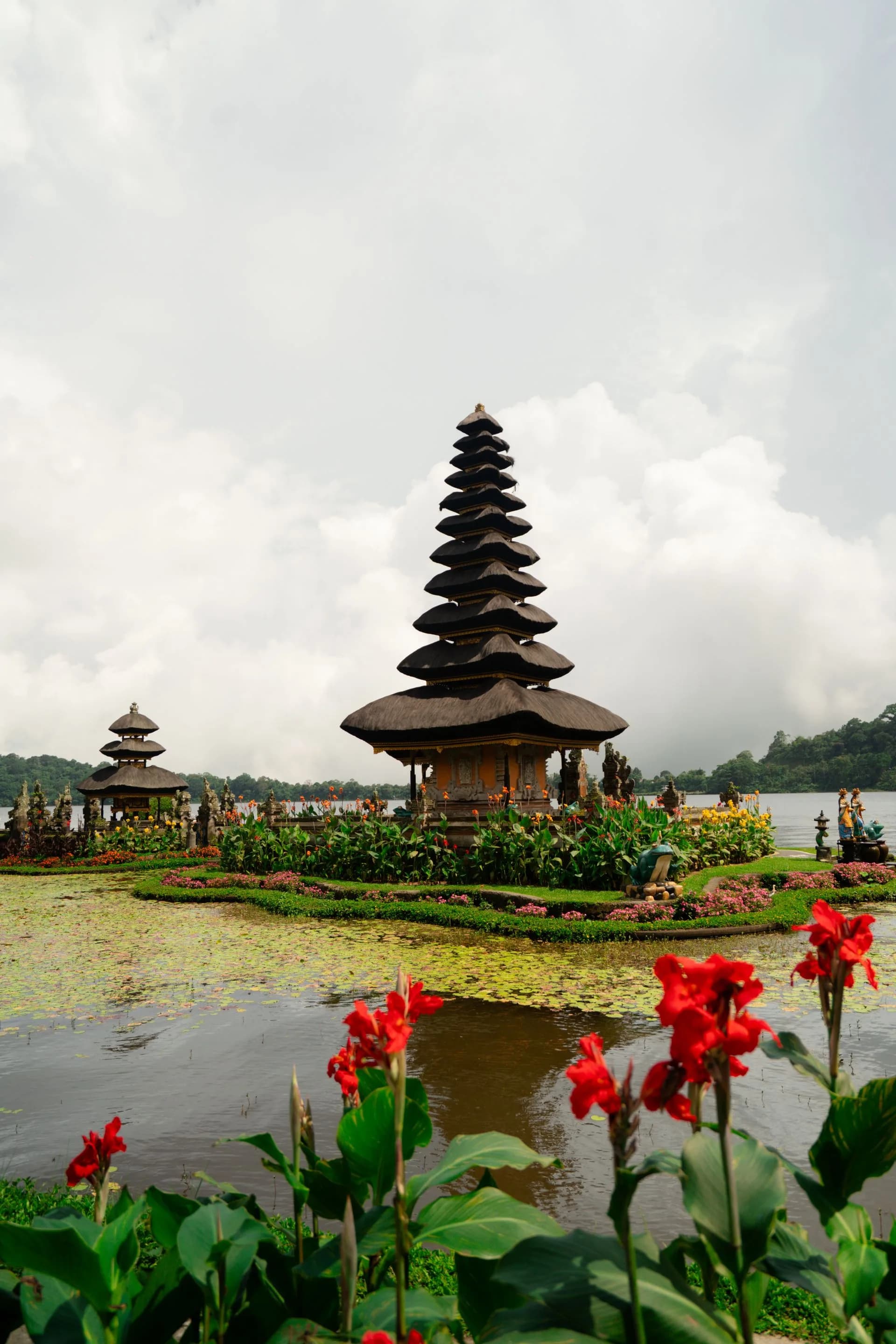 Temple Ulun Danu Beratan au bord du lac à Bali