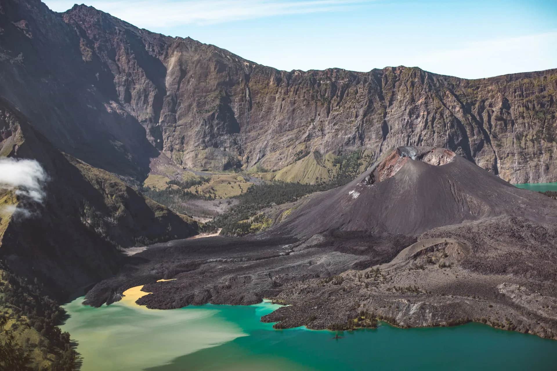 La caldeira du Rinjani et son lac de cratère