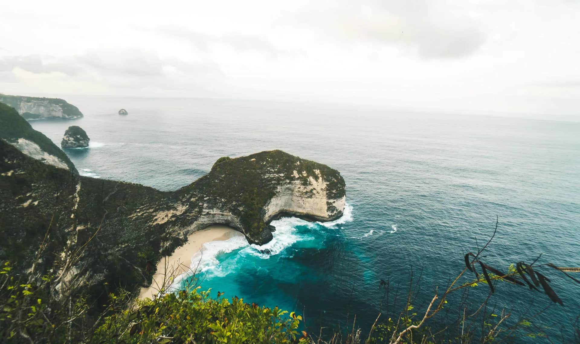 Vue en plongée sur la falaise de Kelingking Beach, Nusa Penida