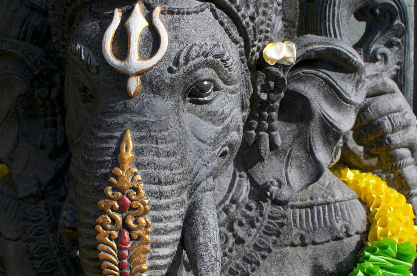 Statue balinaise de Ganesh, le dieu à tête d'éléphant, ornée d'offrandes