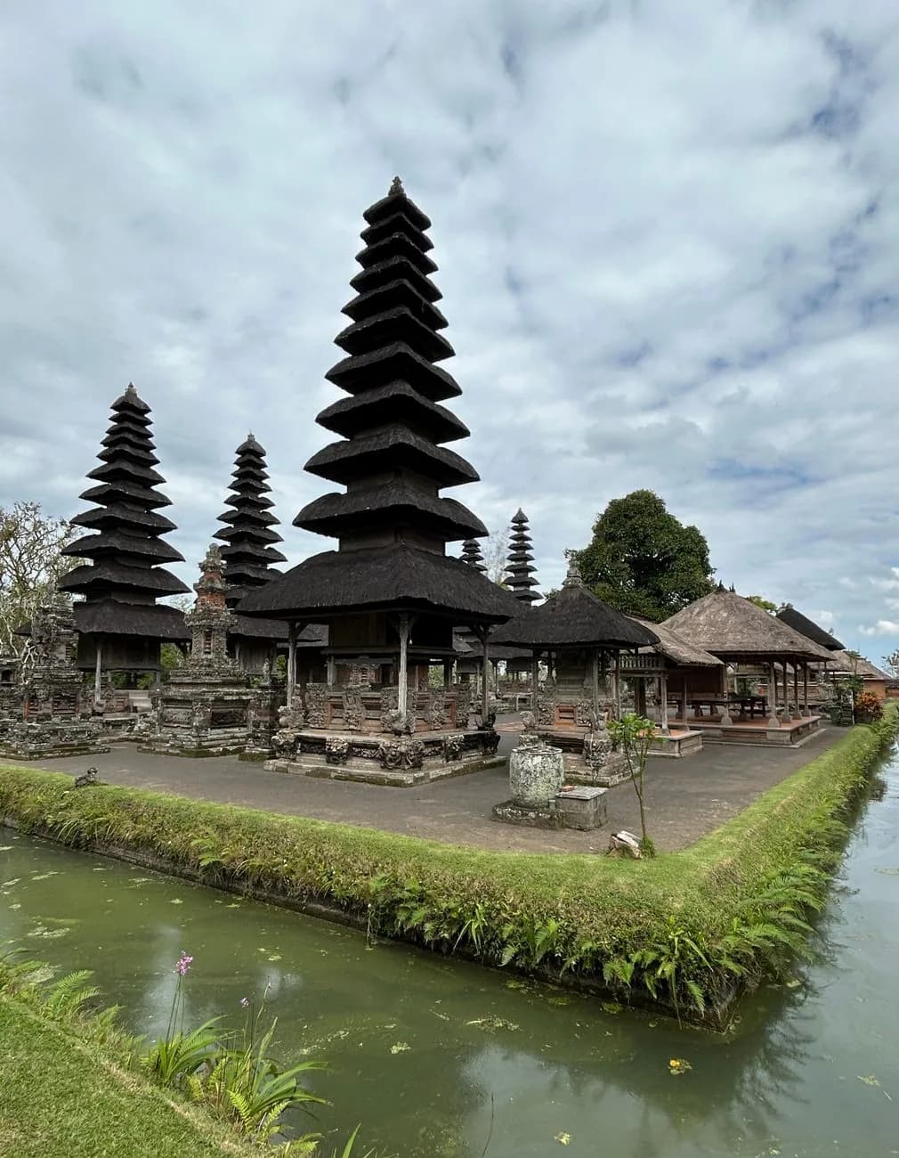 Le temple de Taman Ayun à Mengwi, ses meru étagés posés sur une cour cernée par de larges douves d'eau, à Bali