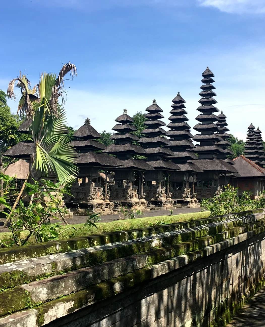Rangée de meru aux toits étagés de chaume noir dans le temple de Taman Ayun à Mengwi, Bali