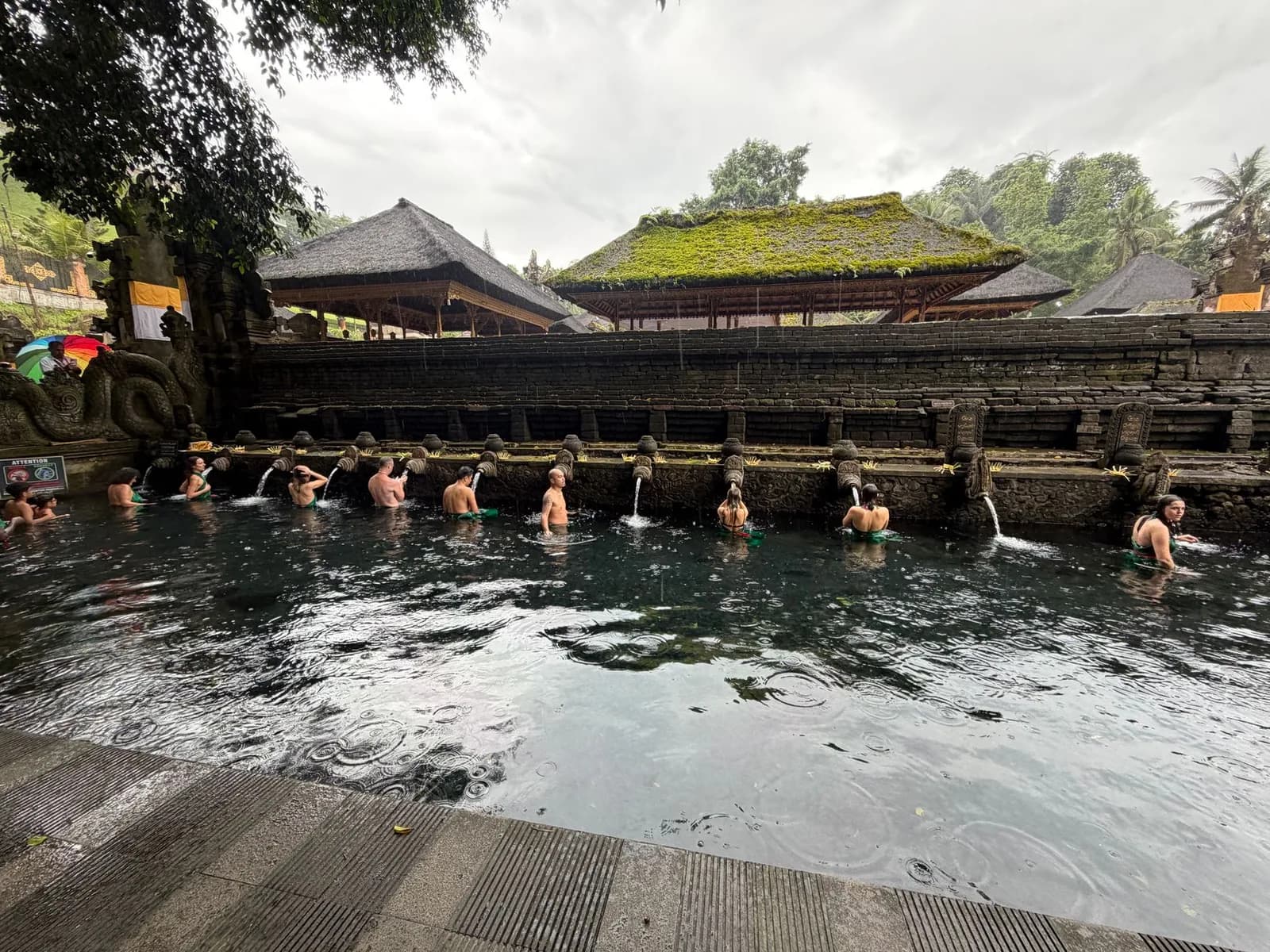 Les fontaines sacrées et les bassins de purification du temple de Tirta Empul, près d'Ubud à Bali