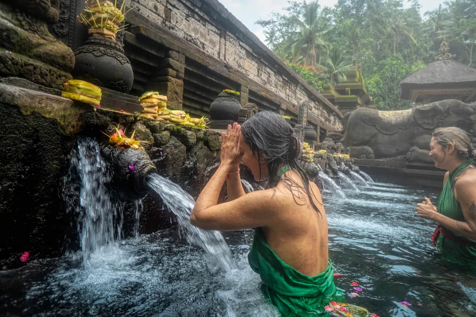 Fidèles se purifiant sous les fontaines sacrées lors du rituel melukat à Tirta Empul