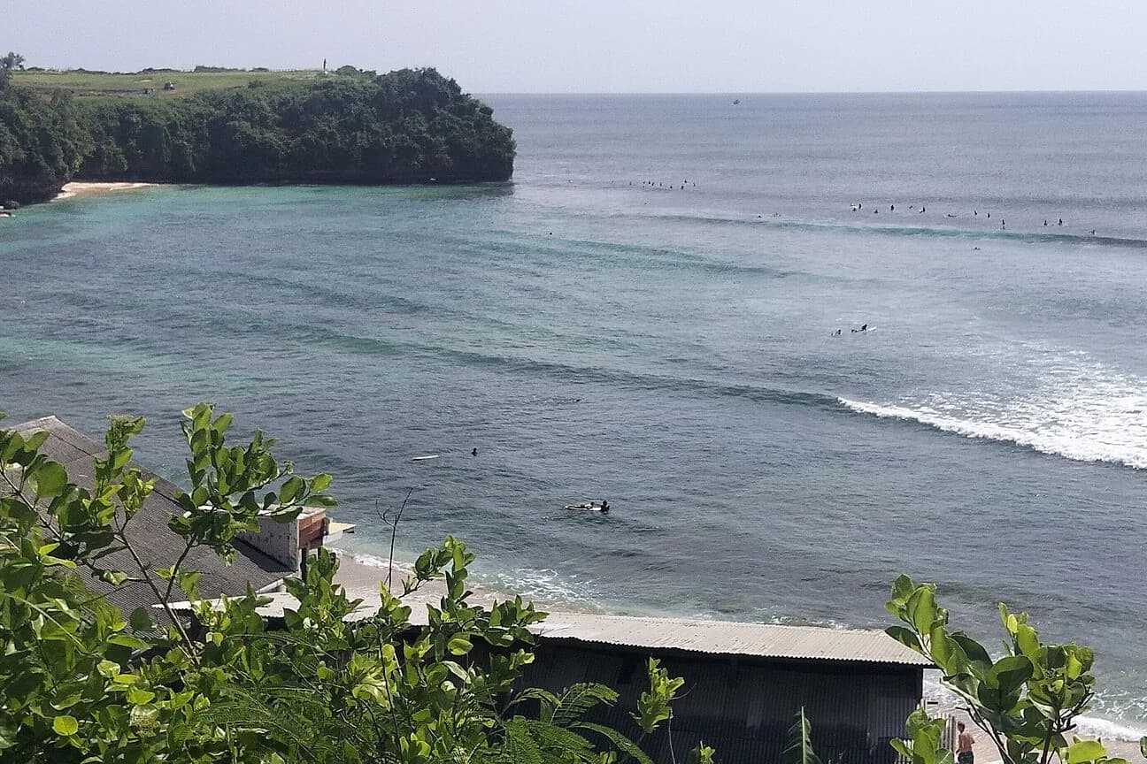Balangan Beach et sa falaise sur la péninsule de Bukit, Bali