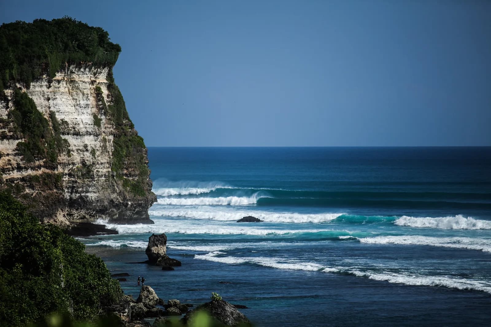 Falaise et vagues de surf près de Bingin Beach, Uluwatu, Bali