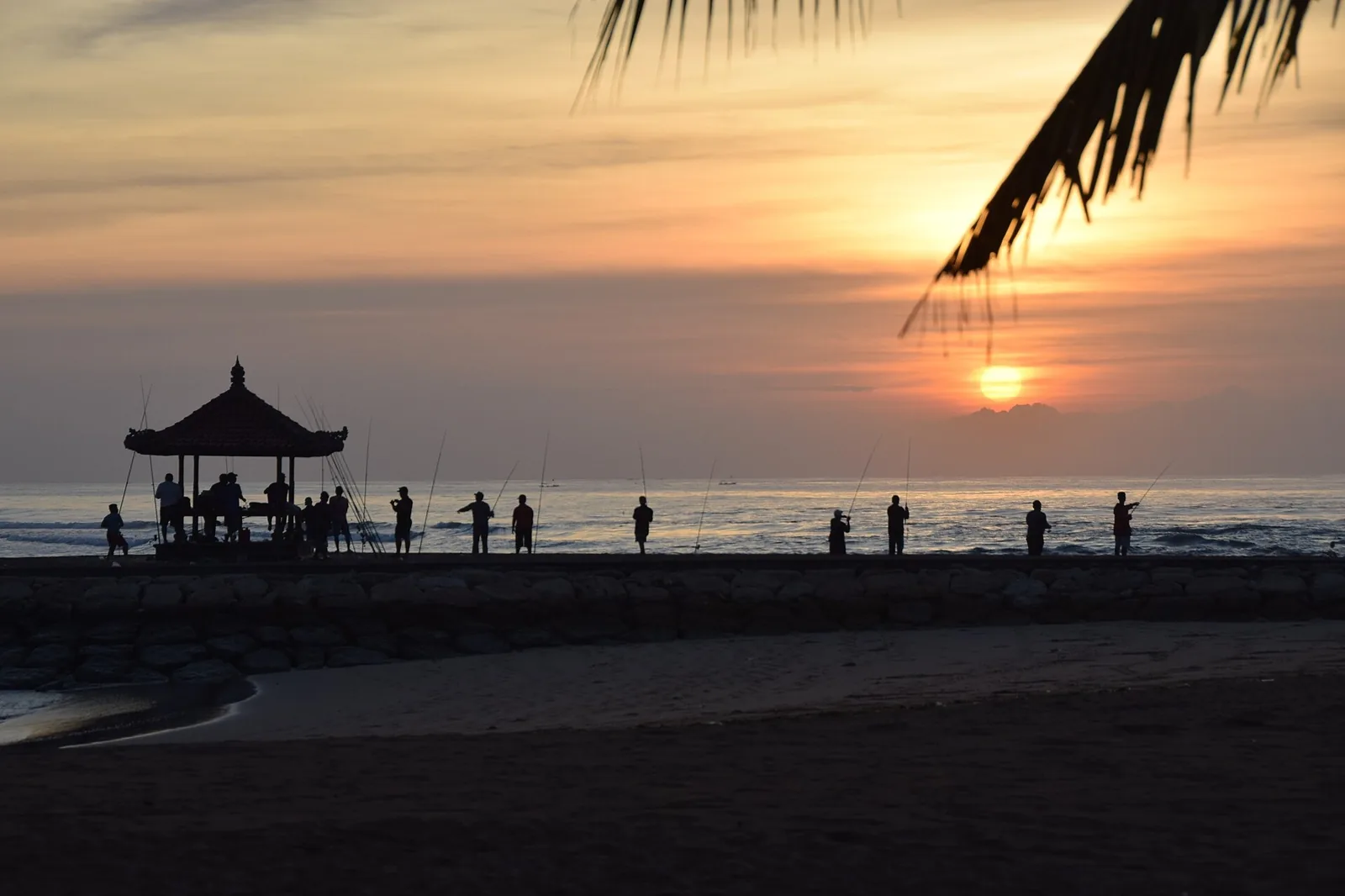 Coucher de soleil et pavillon sur la plage de Nusa Dua, Bali