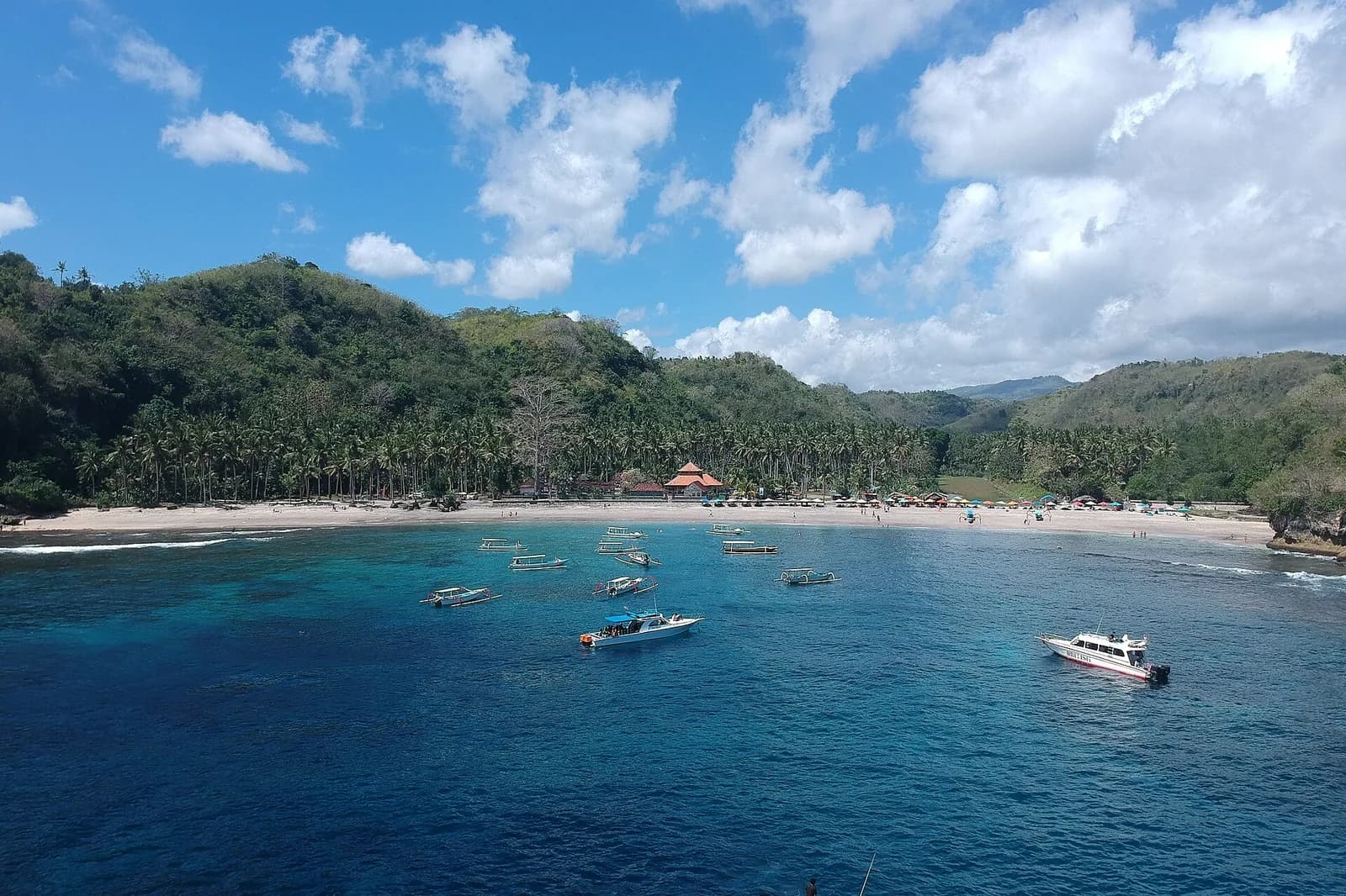 Baie de Crystal Bay et bateaux ancrés, Nusa Penida, Bali