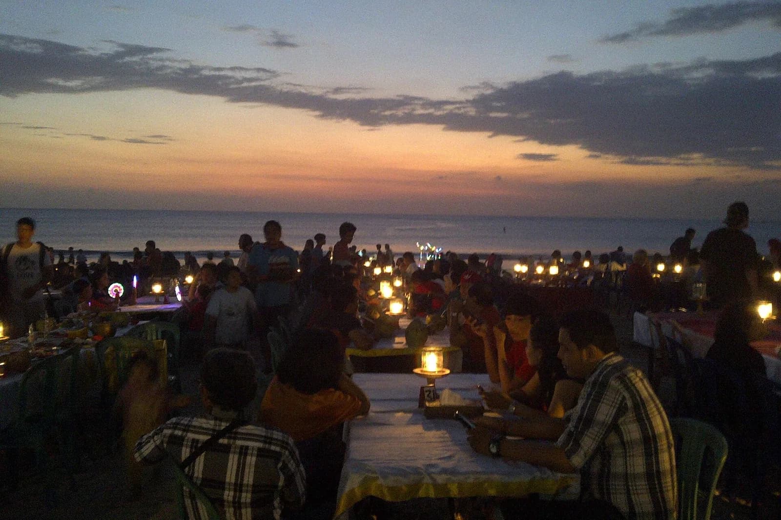 Dîner de fruits de mer sur la plage de Jimbaran au coucher du soleil, Bali