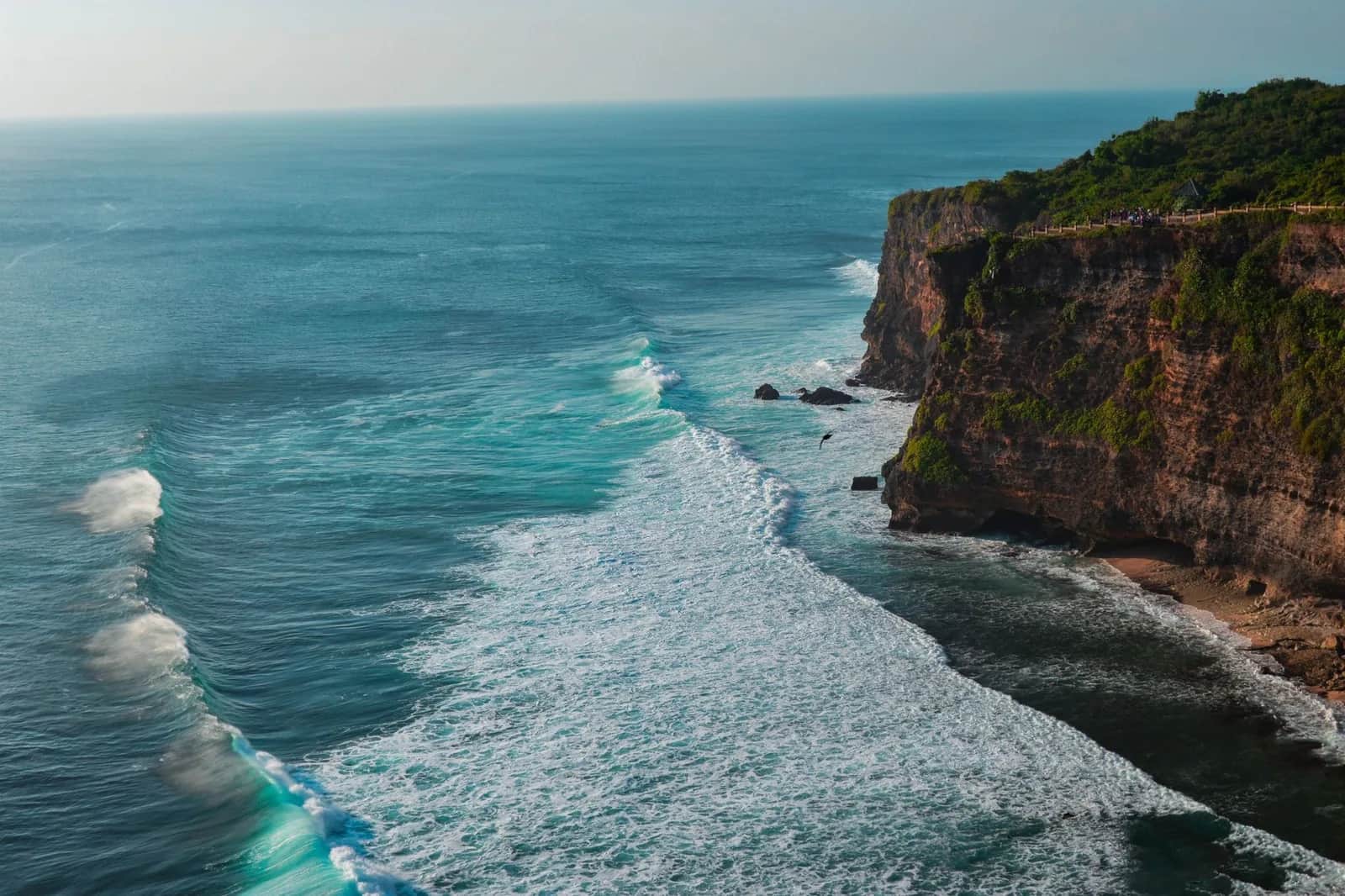 Falaise calcaire et vagues sur la côte de la péninsule de Bukit, Uluwatu, Bali